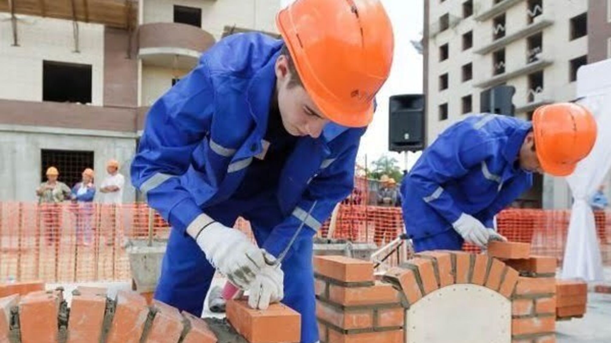 Стало відомо, скільки українців виїхало з країни у 2017 році