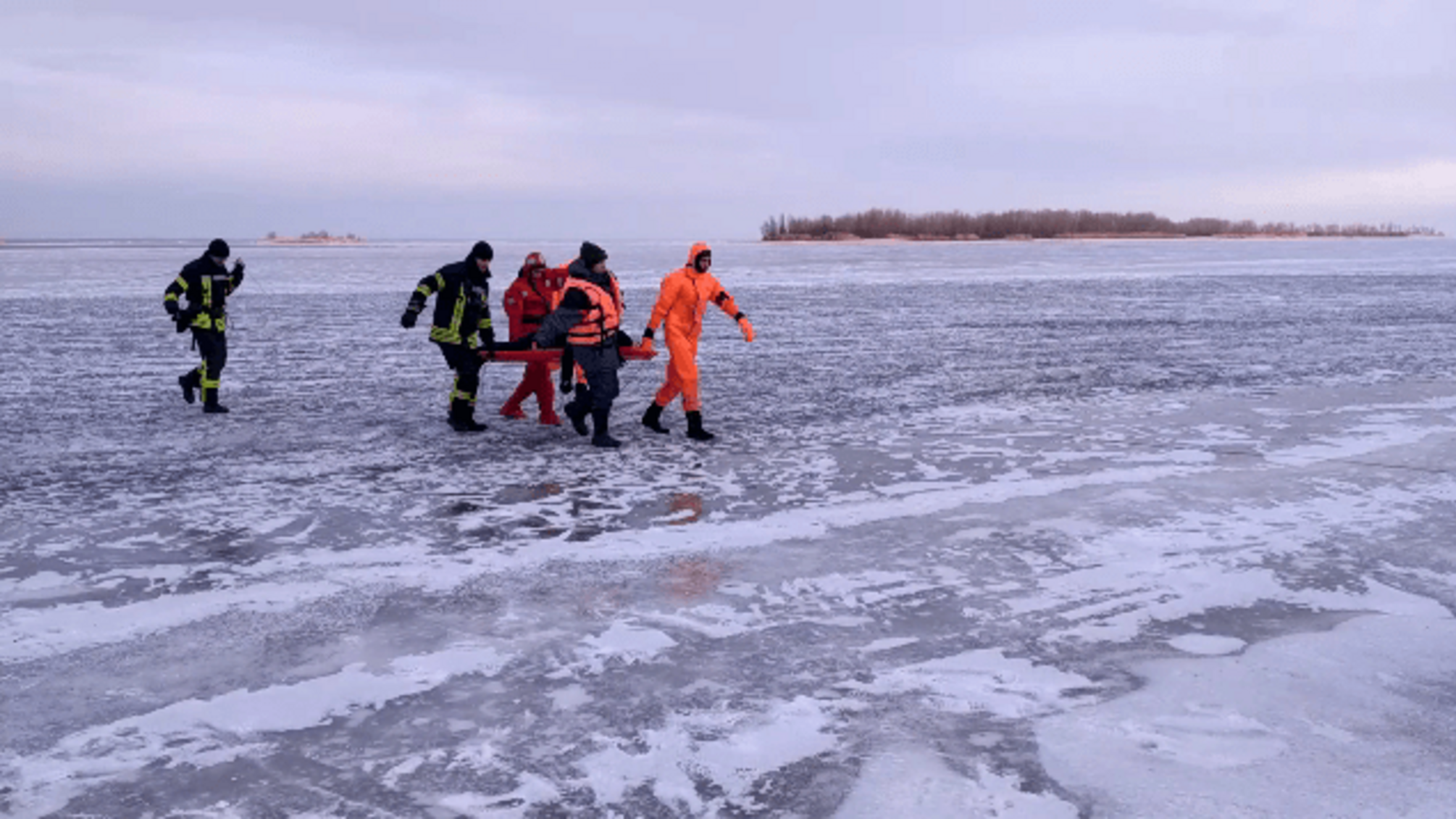 Жінку з дитиною евакуювали з острова у Києві
