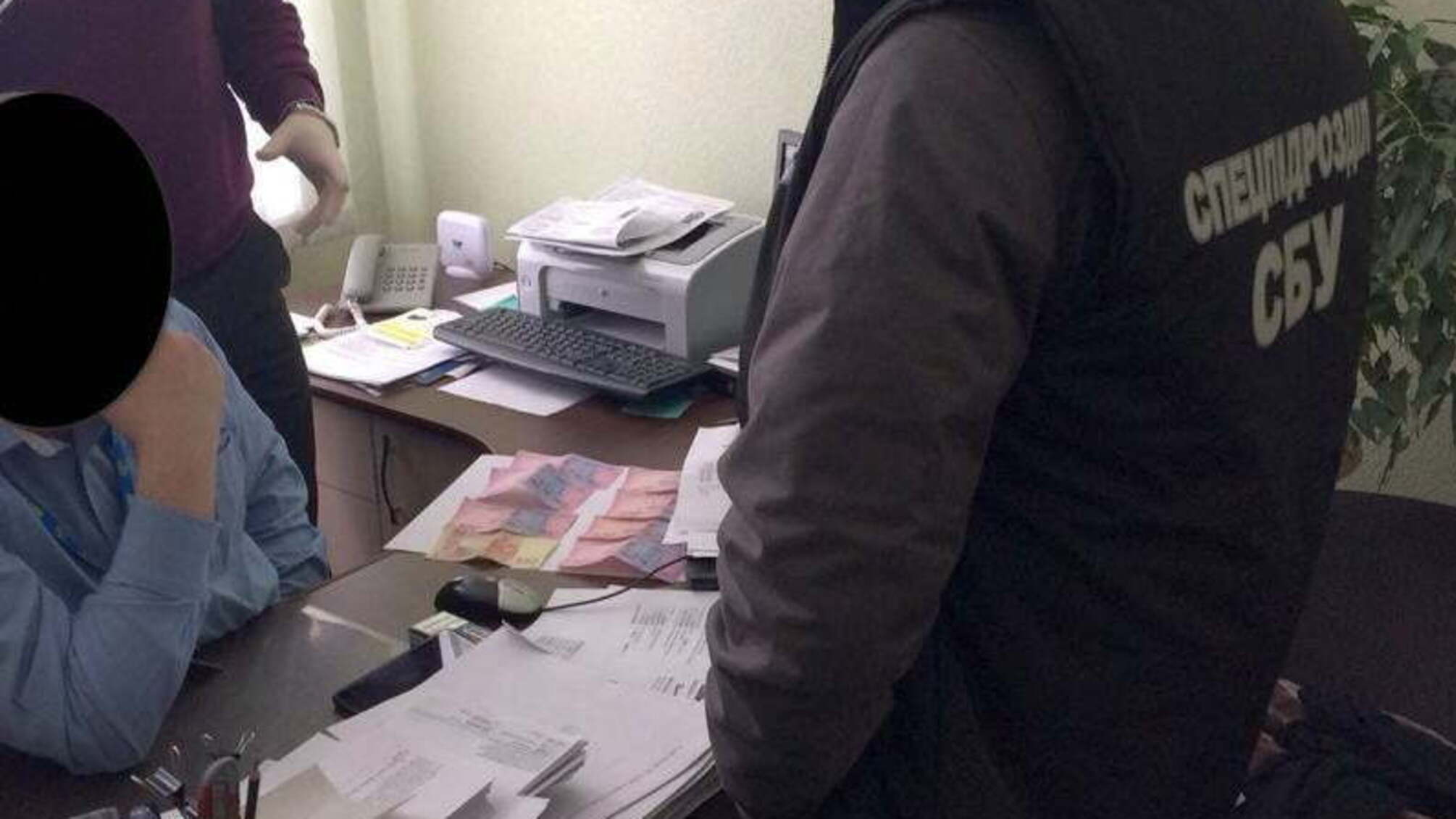 На Хмельниччині міграційник за хабар обіцяв пришвидшити оформлення паспорта