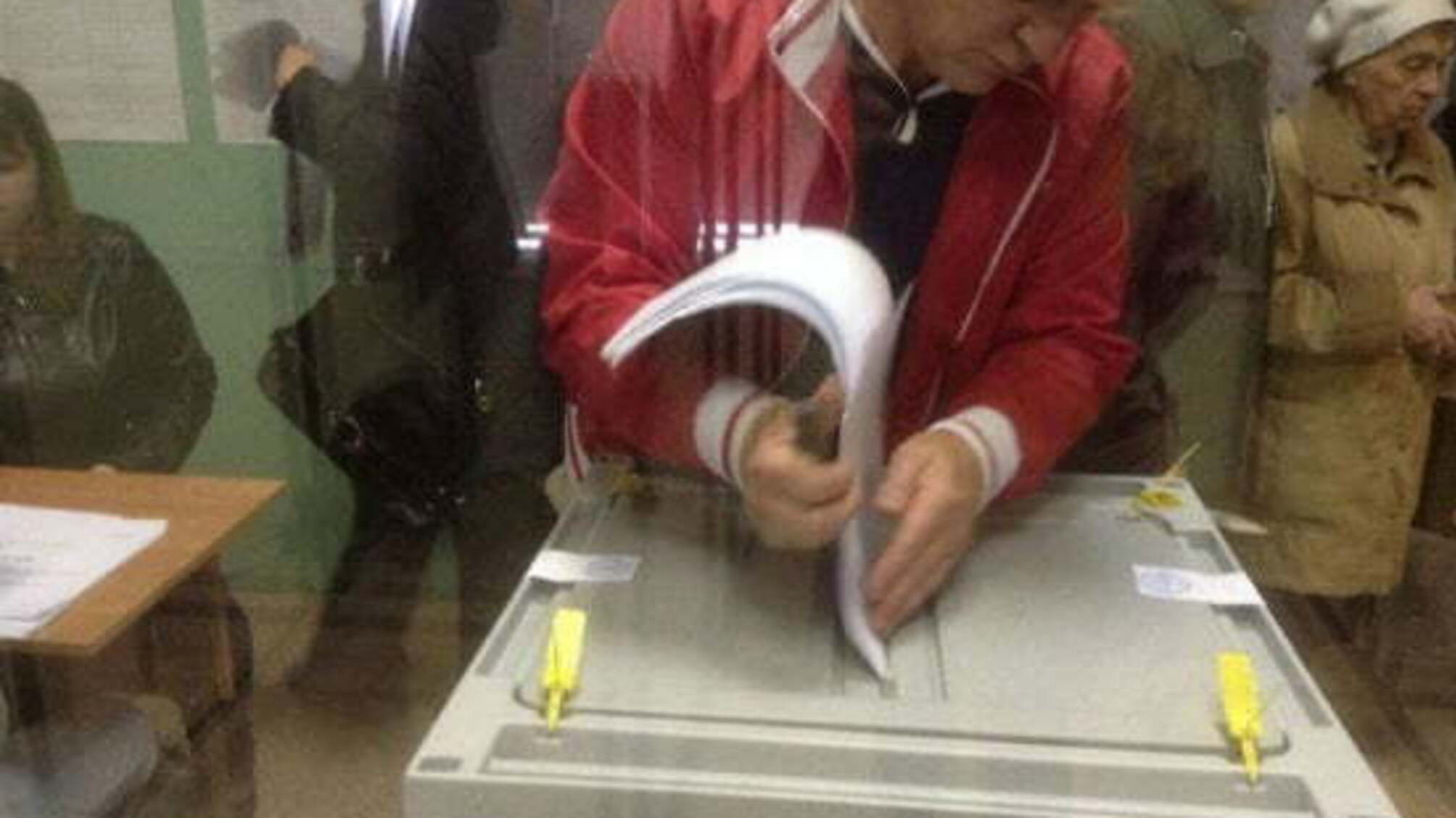 Правда про 'високу явку' в Криму: бюлетені за Путіна пачками організовано закидали завезені козаки – глава ЦВК