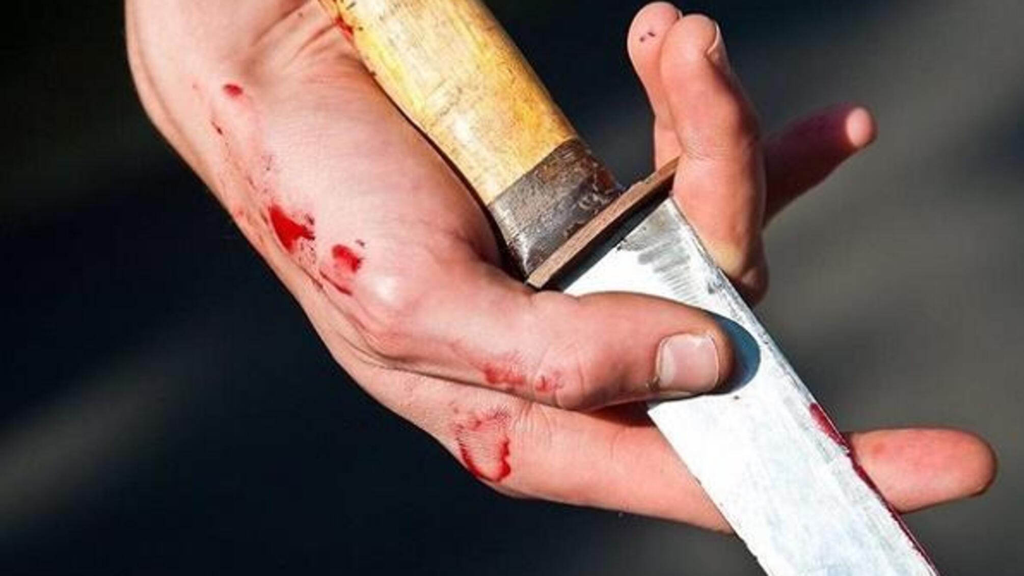 У столичному кафе виявили чоловіка із перерізаним горлом