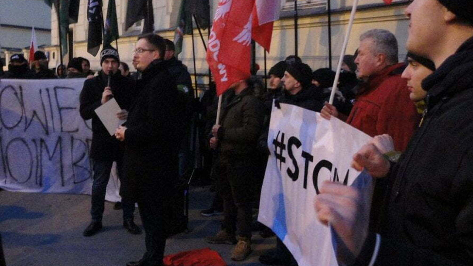 Польський посол демонстративно потоптав червоно-чорний стяг