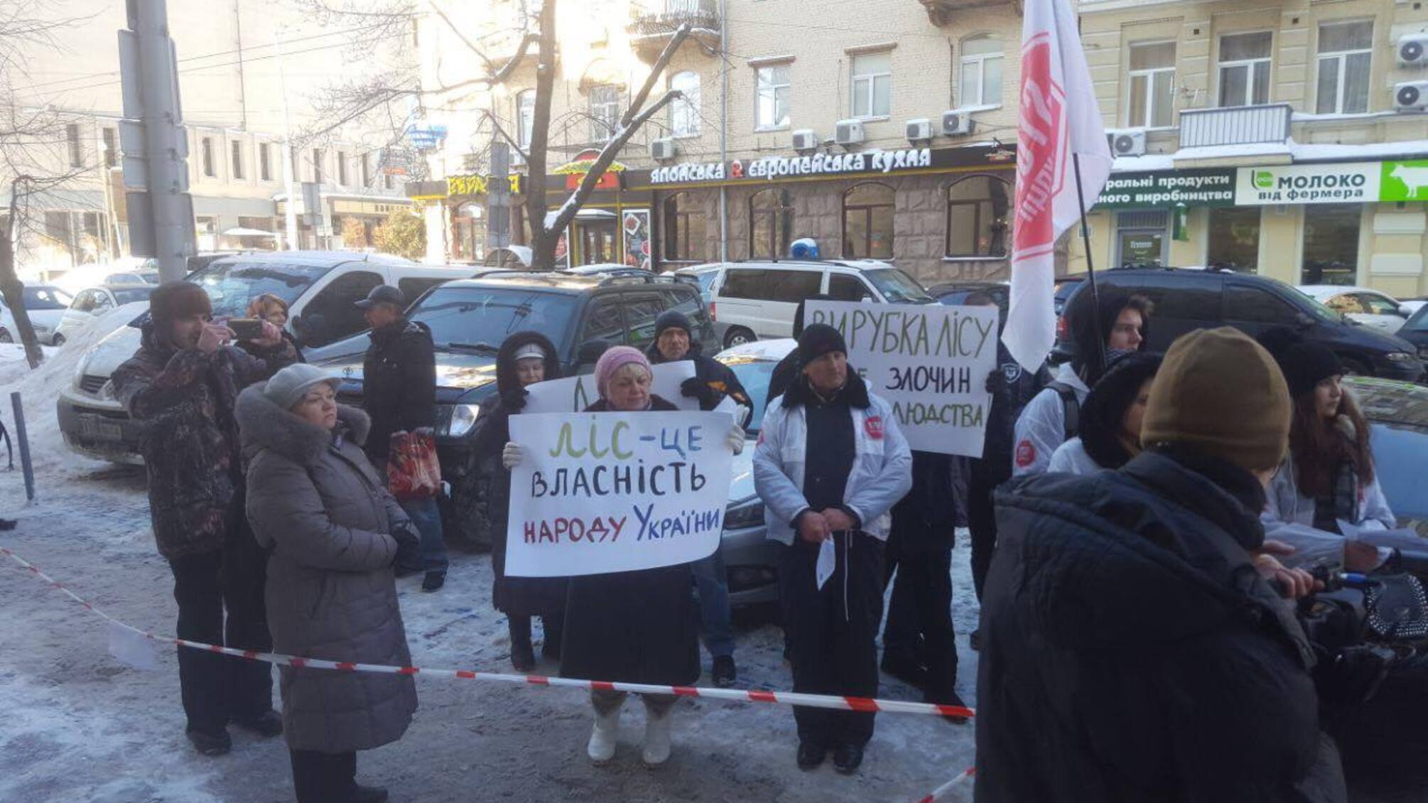 'СтопКор' прийшов із бензопилою під Держлісагентство через масову вирубку лісу в Україні