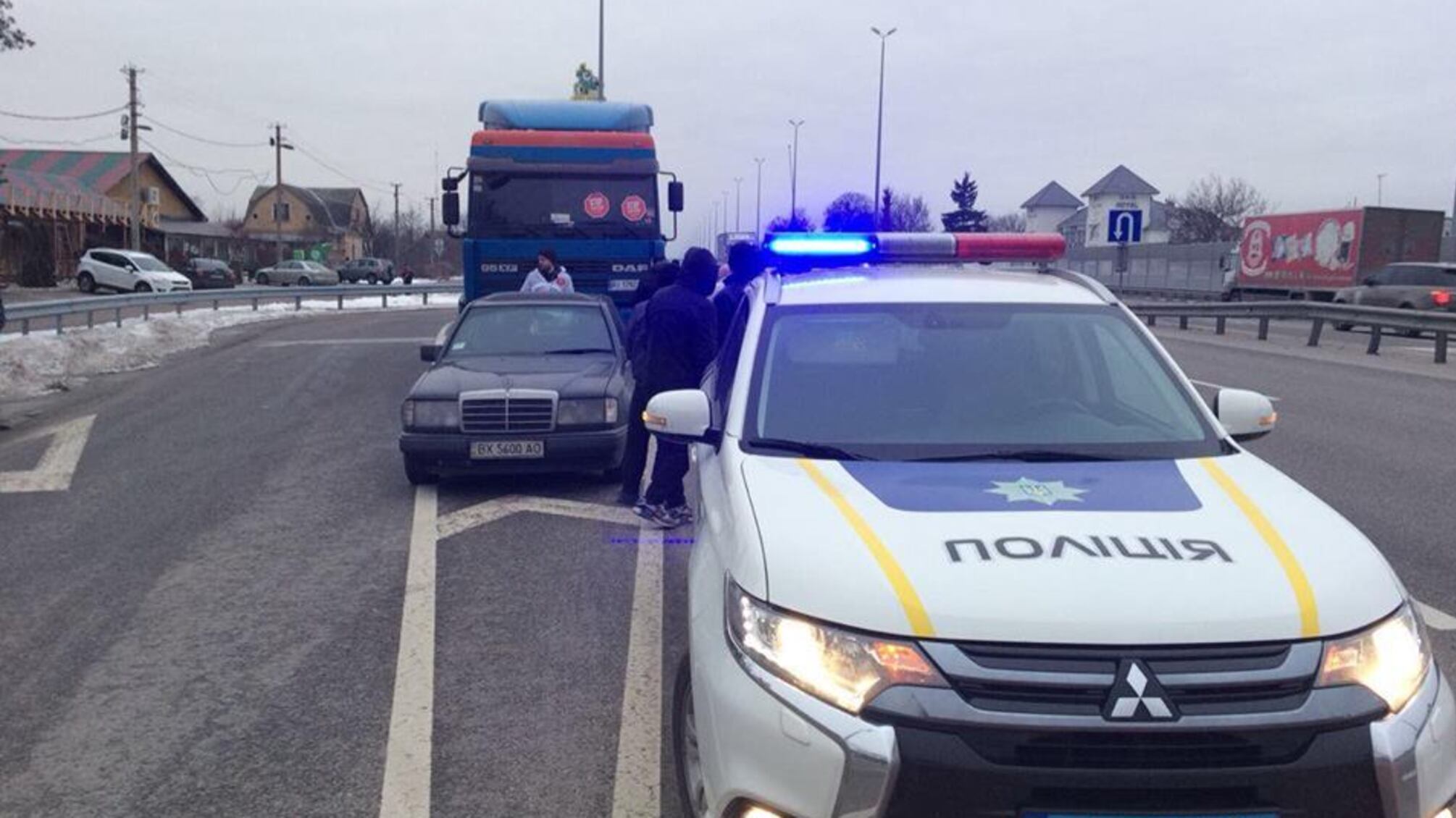 'СтопКор' відправив сміттєвоз та бульдозер з незаконного сміттєзвалища у селі на Київщині на штрафмайданчик