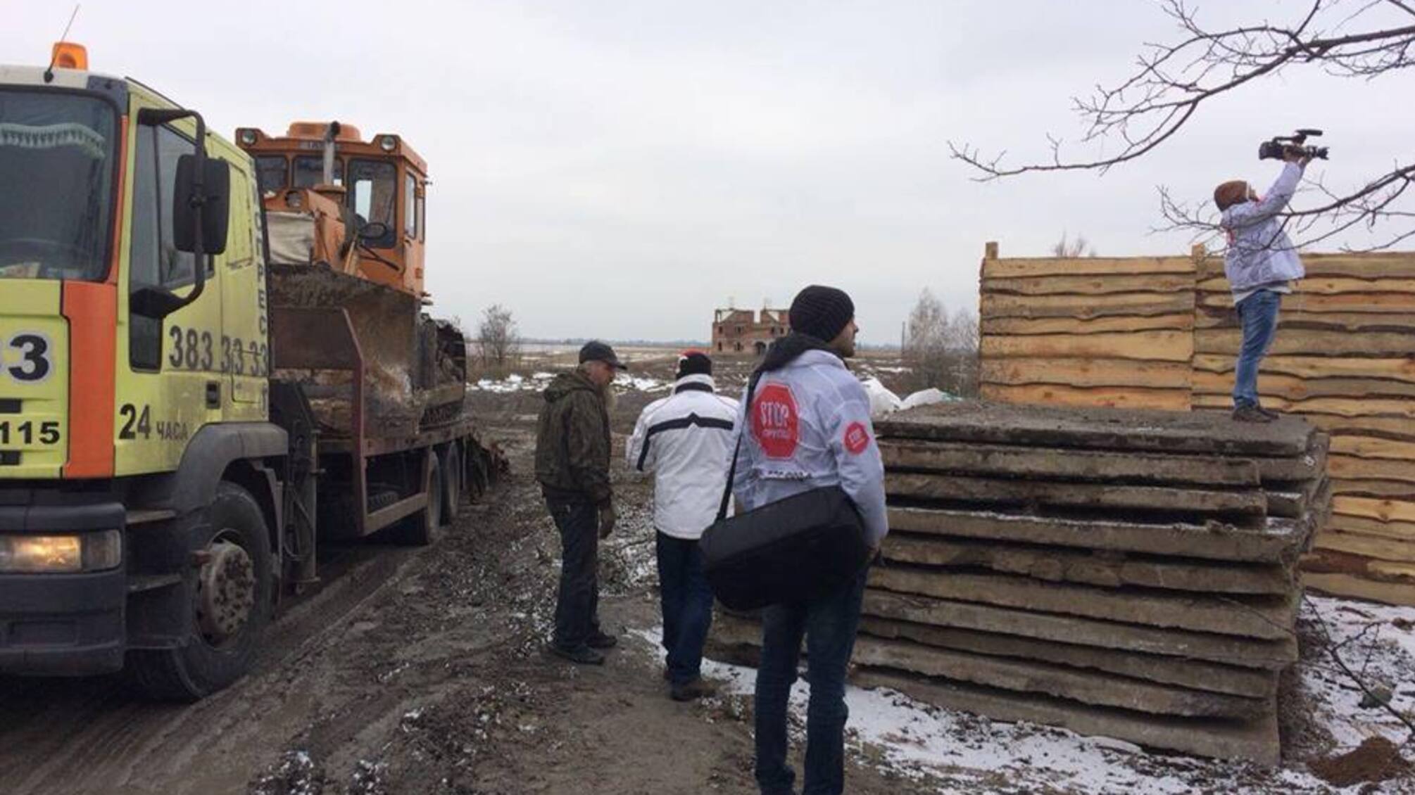 'СтопКор' дізнався, хто і для чого скидає сміття у селі під Києвом