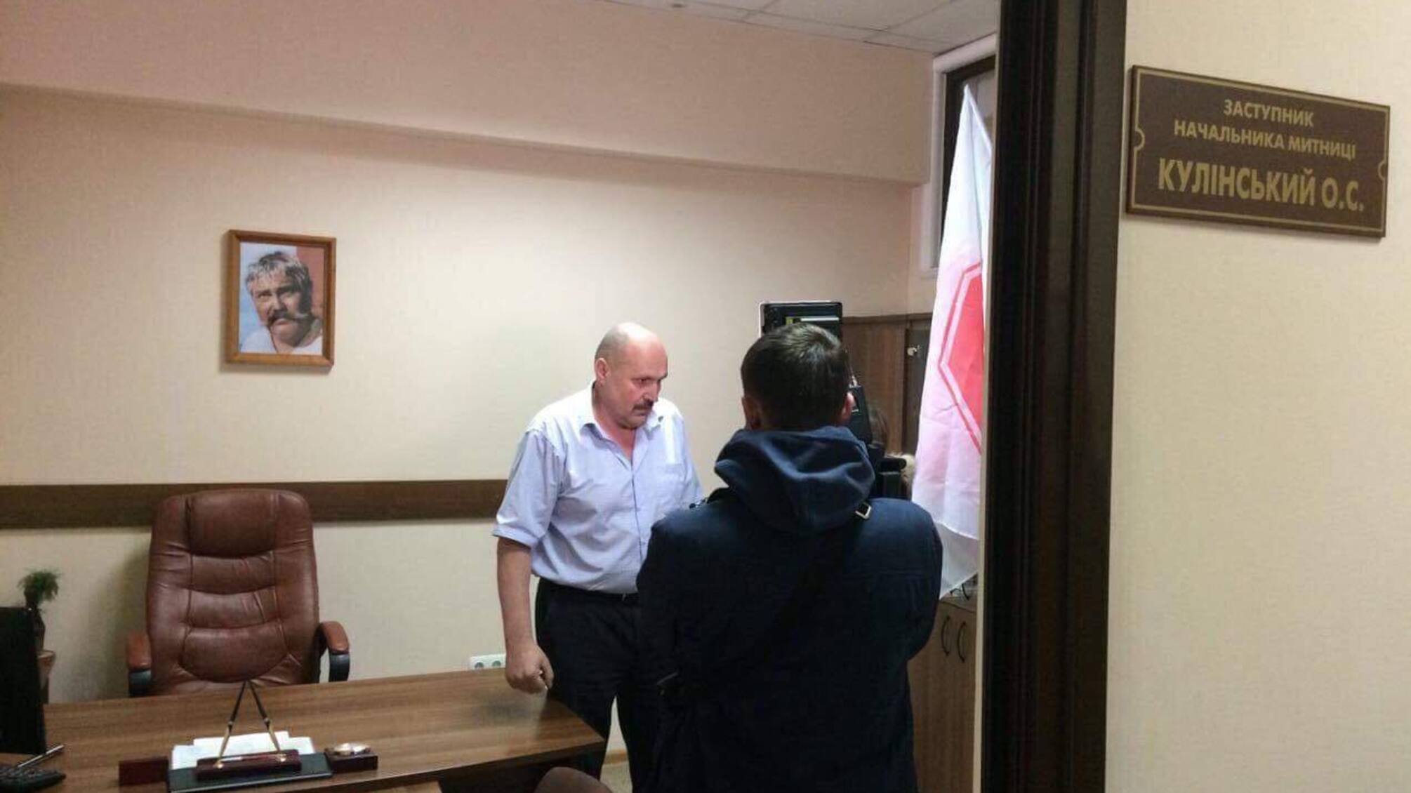 Начальник Чернівецької митниці втік від активістів 'Стоп корупції' під час антикорупційного рейду