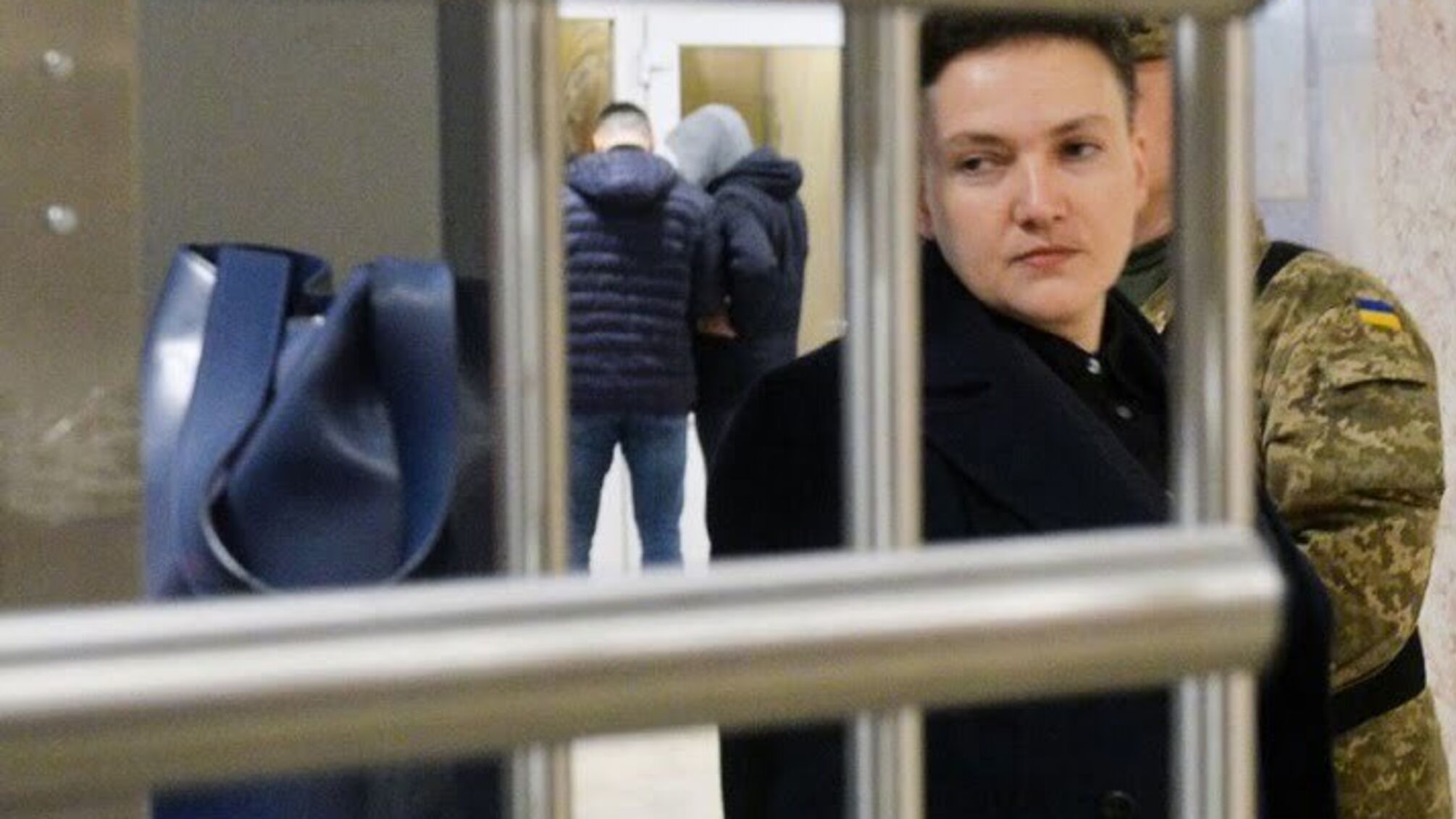 Рідня Савченко прийшла до СІЗО СБУ з передачею