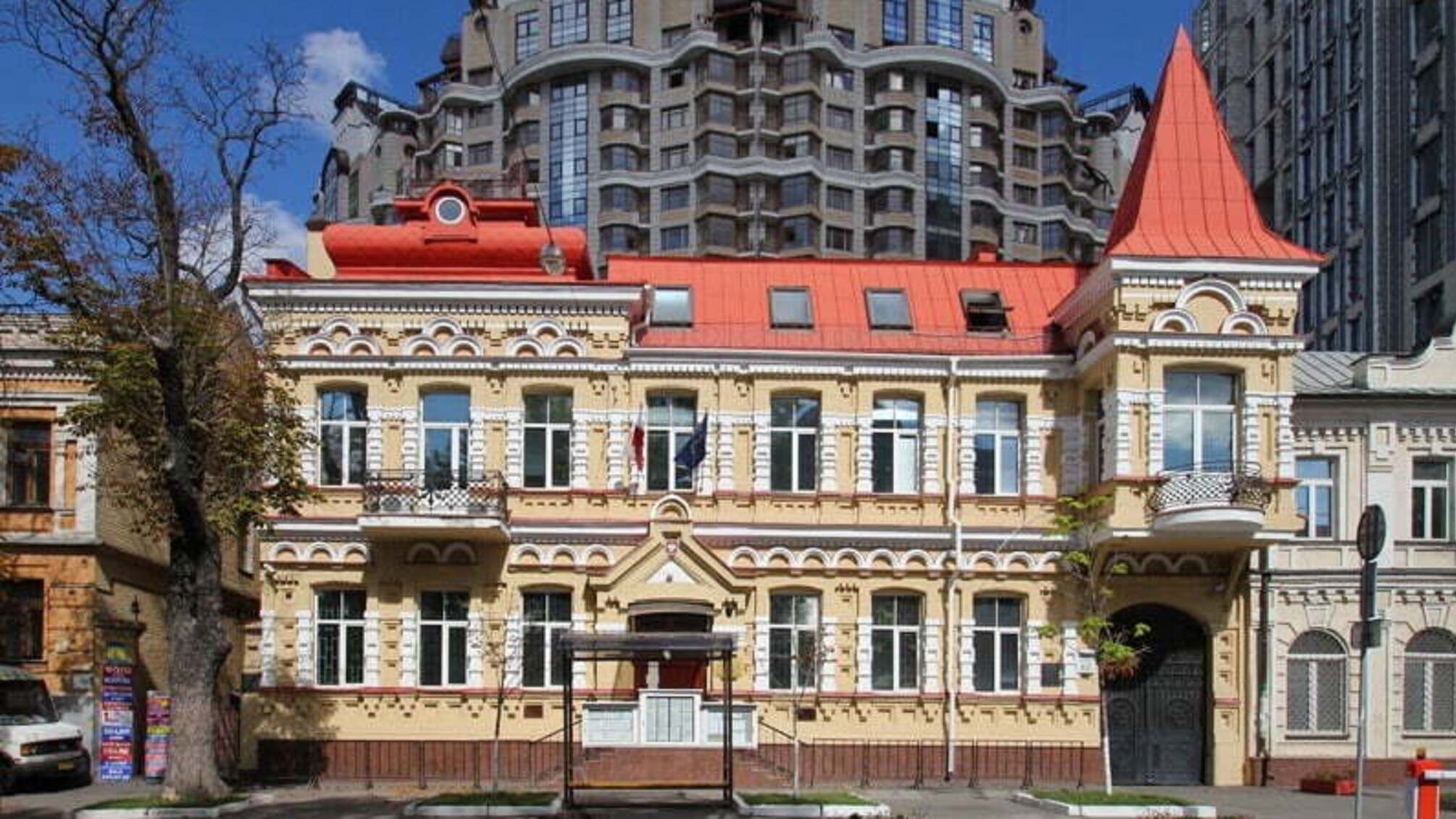 Біля посольства Польщі у Києві іноземці відлупцювали нацгвардійця
