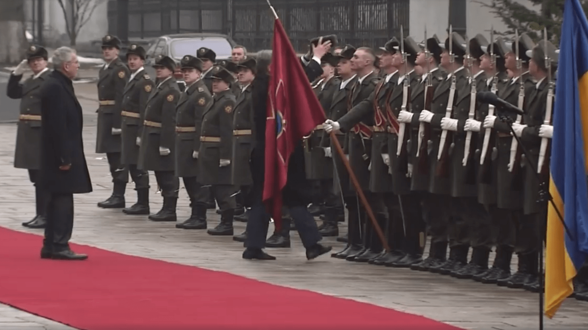Курйоз з шапкою у Порошенка під час офіційної церемонії – кадри