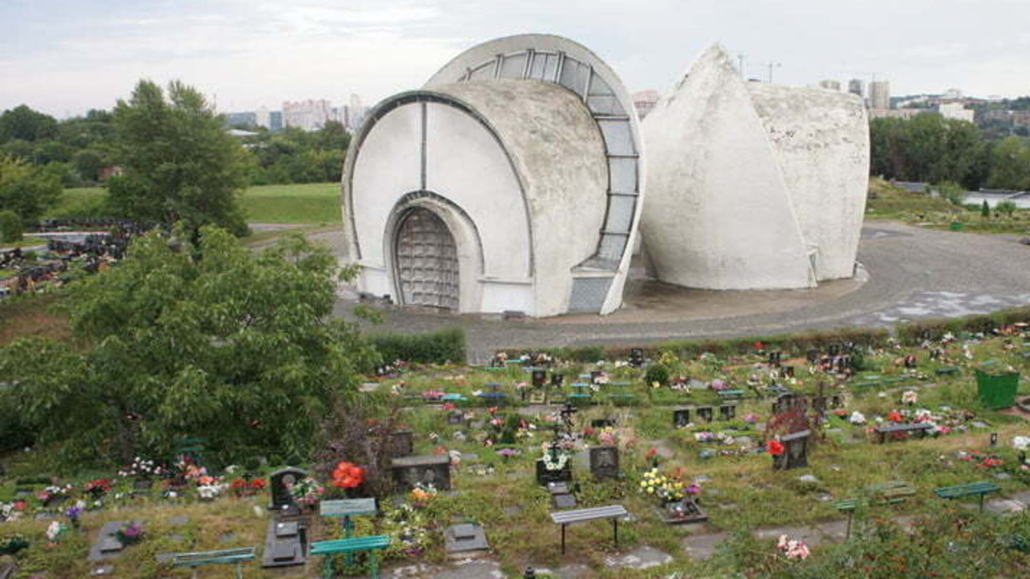 І мертвим, і живим, і ненародженим: які загрози приховує Київський крематорій