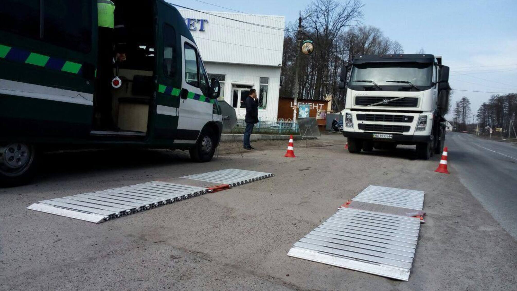 'СтопКор' у ході рейду з Укртрансбезпекою зафіксував численні факти порушень ваги серед перевізників на Київщині