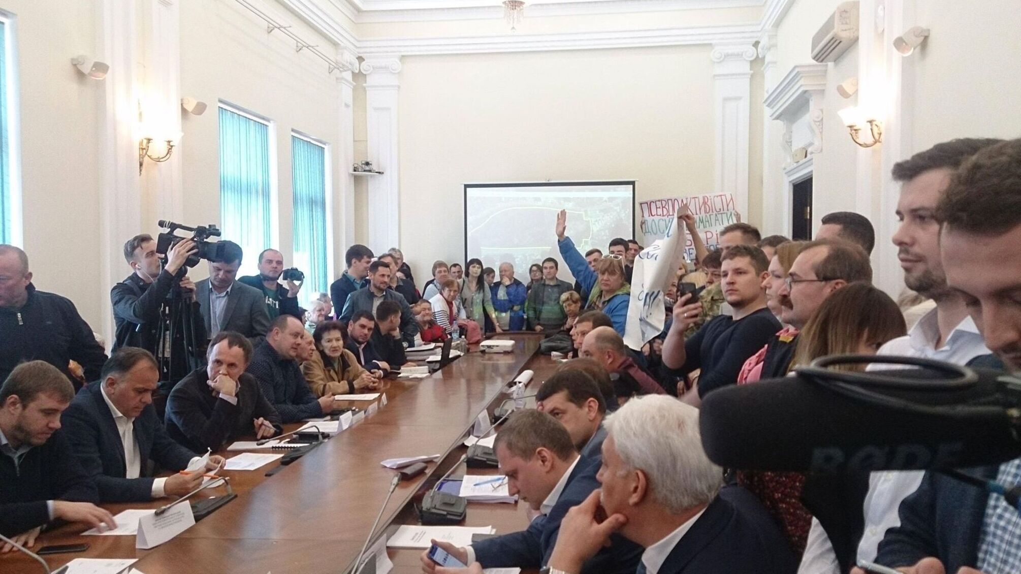 'СтопКор' став свідком того, як профільна комісія КМДА віддала під забудову Совські ставки
