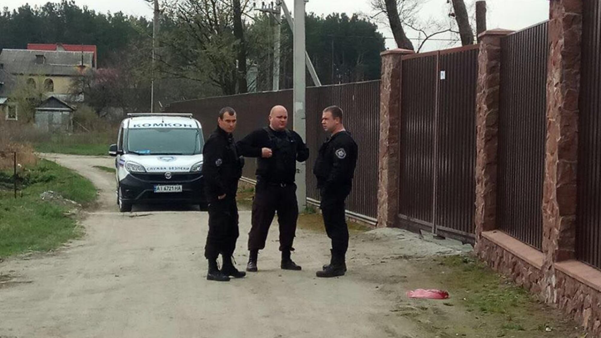 Охорона перекрила дорогу активістам 'СтопКору' під час акції під будинком директора Київського крематорію