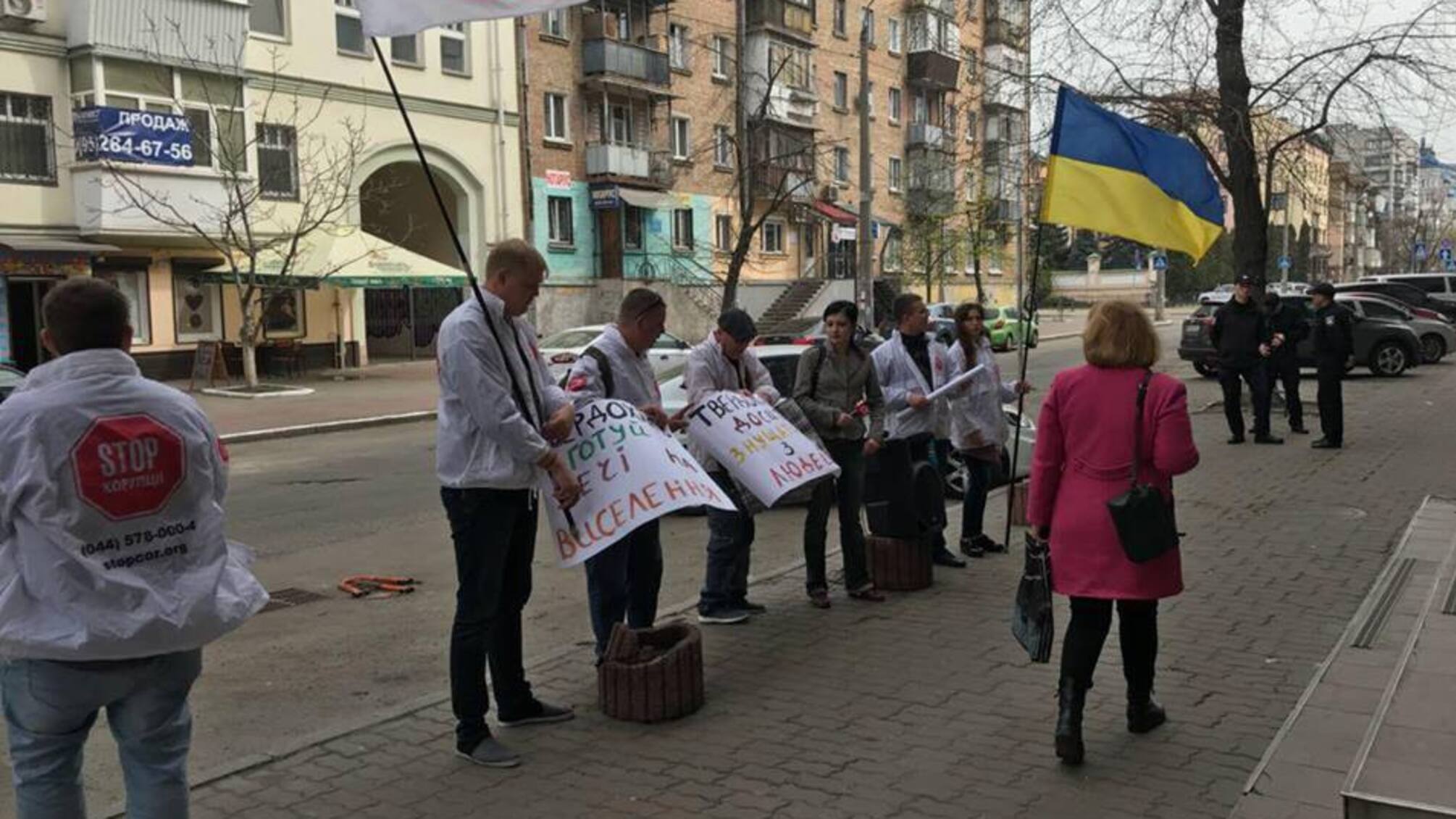 Керівниця Подільської ДПІ Києва тікає від активістів 'СтопКору' після акцій через рейдерство гуртожитку