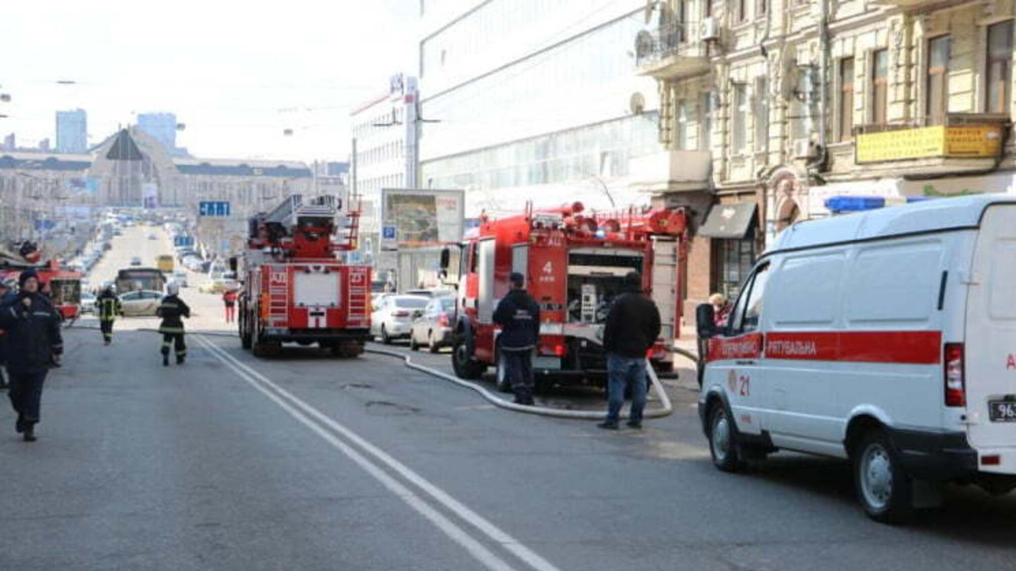 Пожежники загасили вогонь в старовинному будинку у центрі Києва