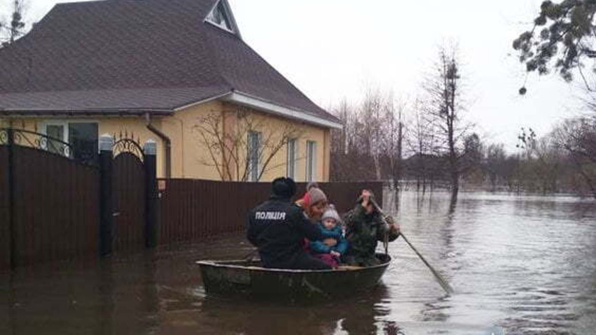 Повінь в Сумській області: місто Охтирка заливає водою, рятувальники екстрено евакуюють місцеве населення