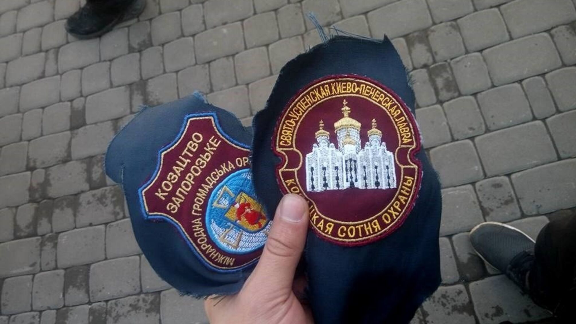 У Києві націоналісти розібралися з 'козачками-сепаратистами': з охорони лаври зрізали шеврони