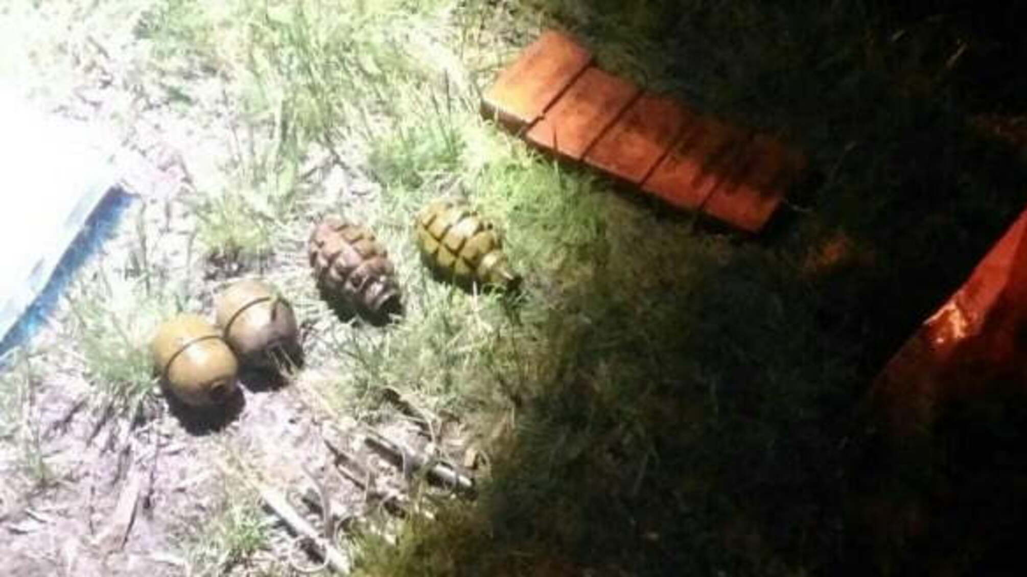 Біля Труханового острова у Києві виявили сховок з гранатами та вибухівкою