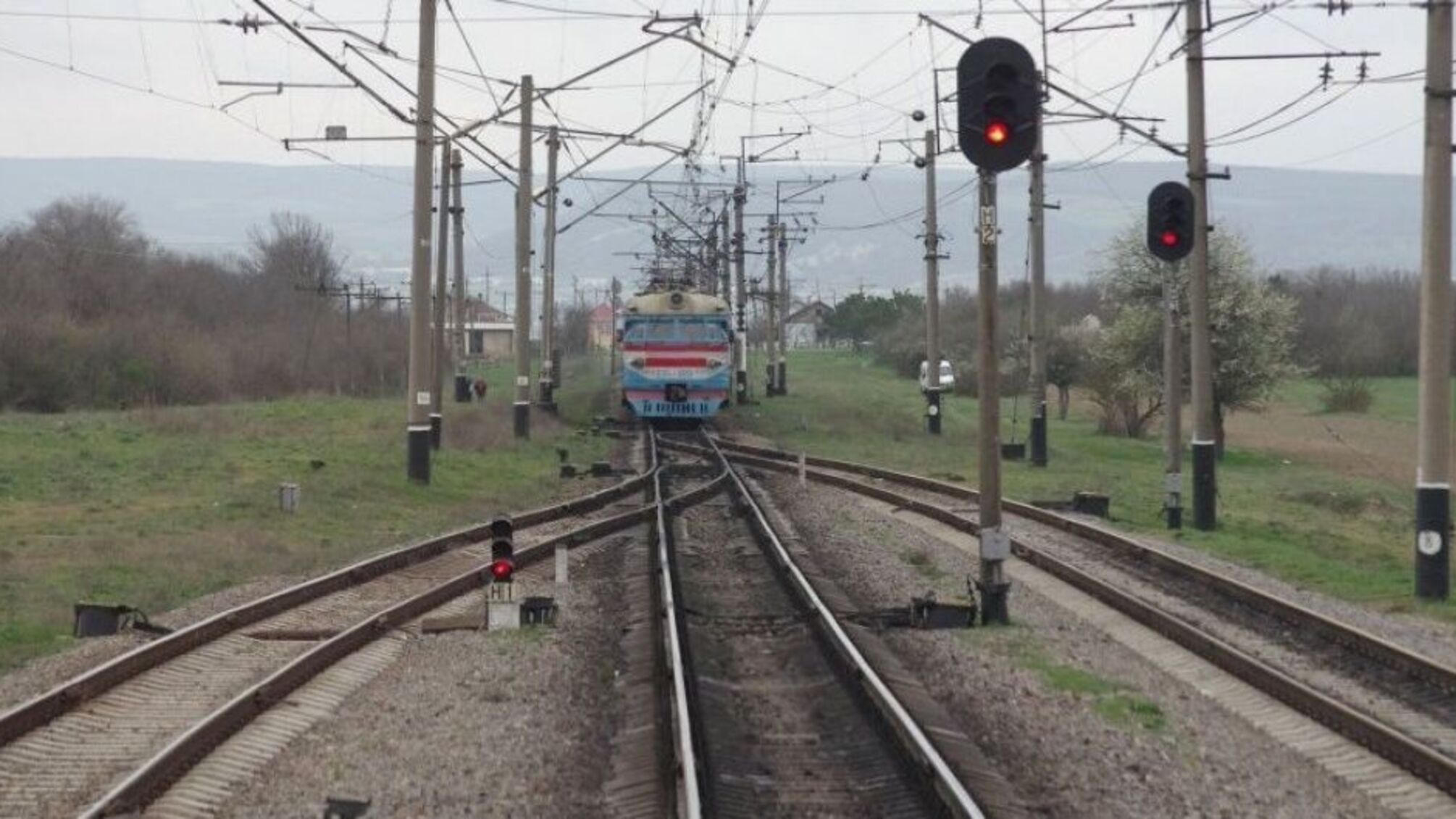 На Хмельниччині через пустощі на залізниці підлітка вразило струмом