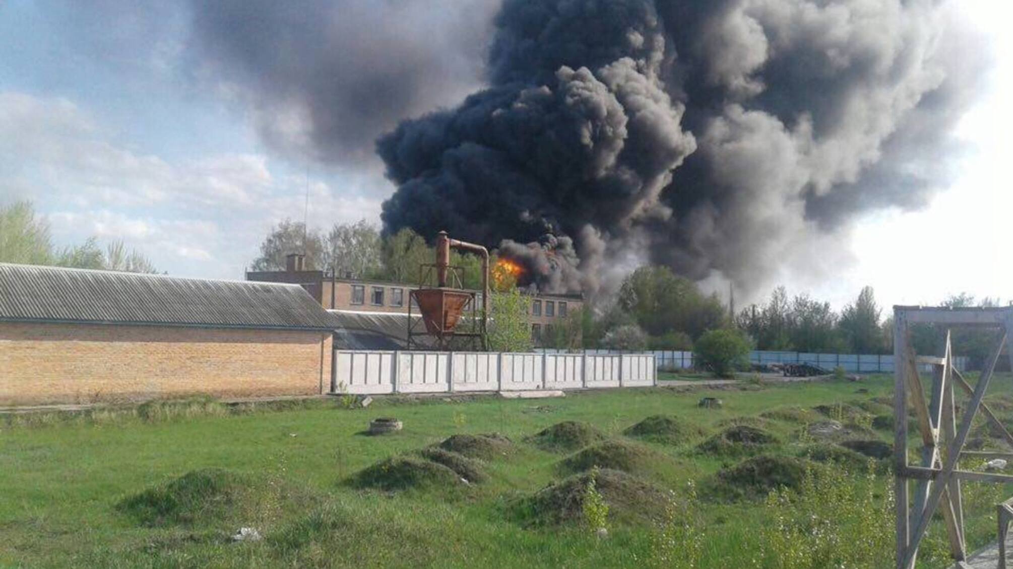 У Черкасах масштабна пожежа: горить промислова зона