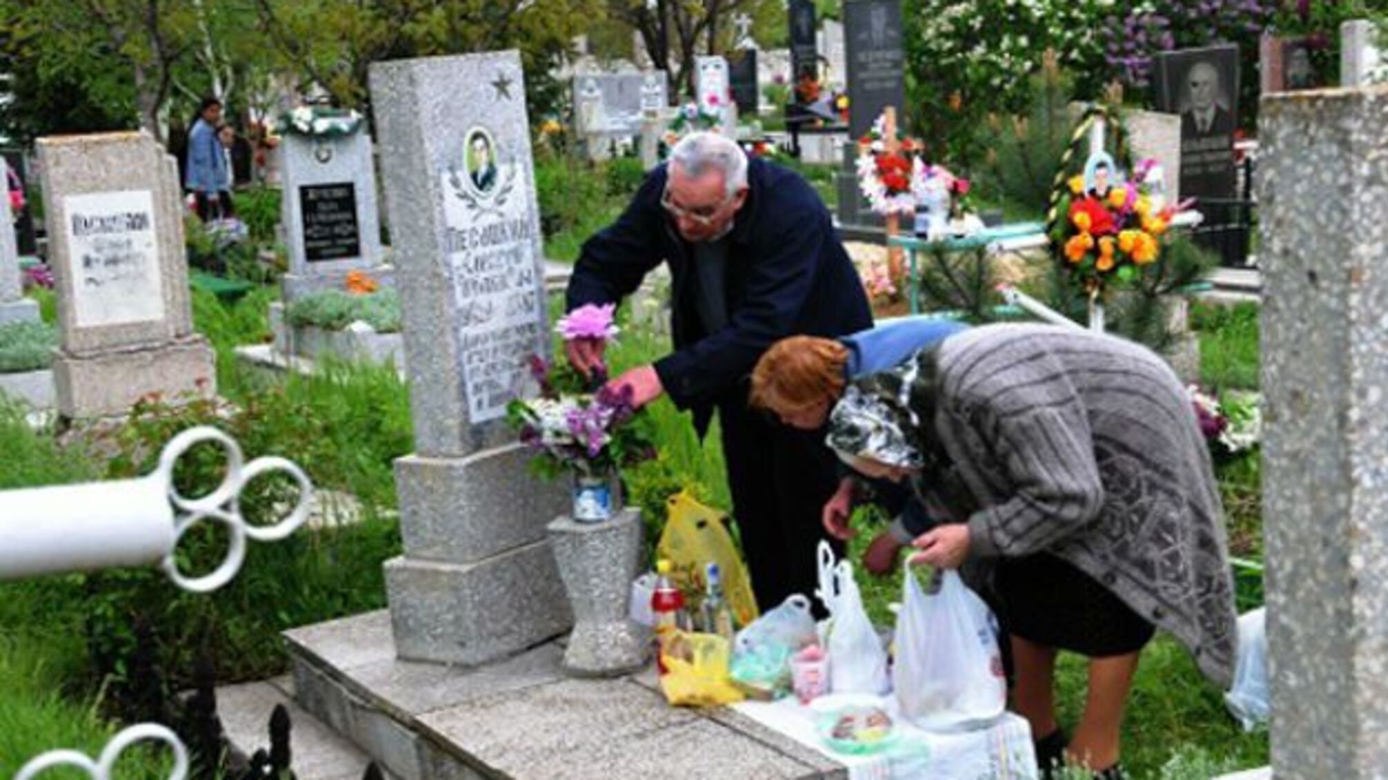 У поминальну неділю швидку на кладовища Києва викликали переважно через сп'яніння