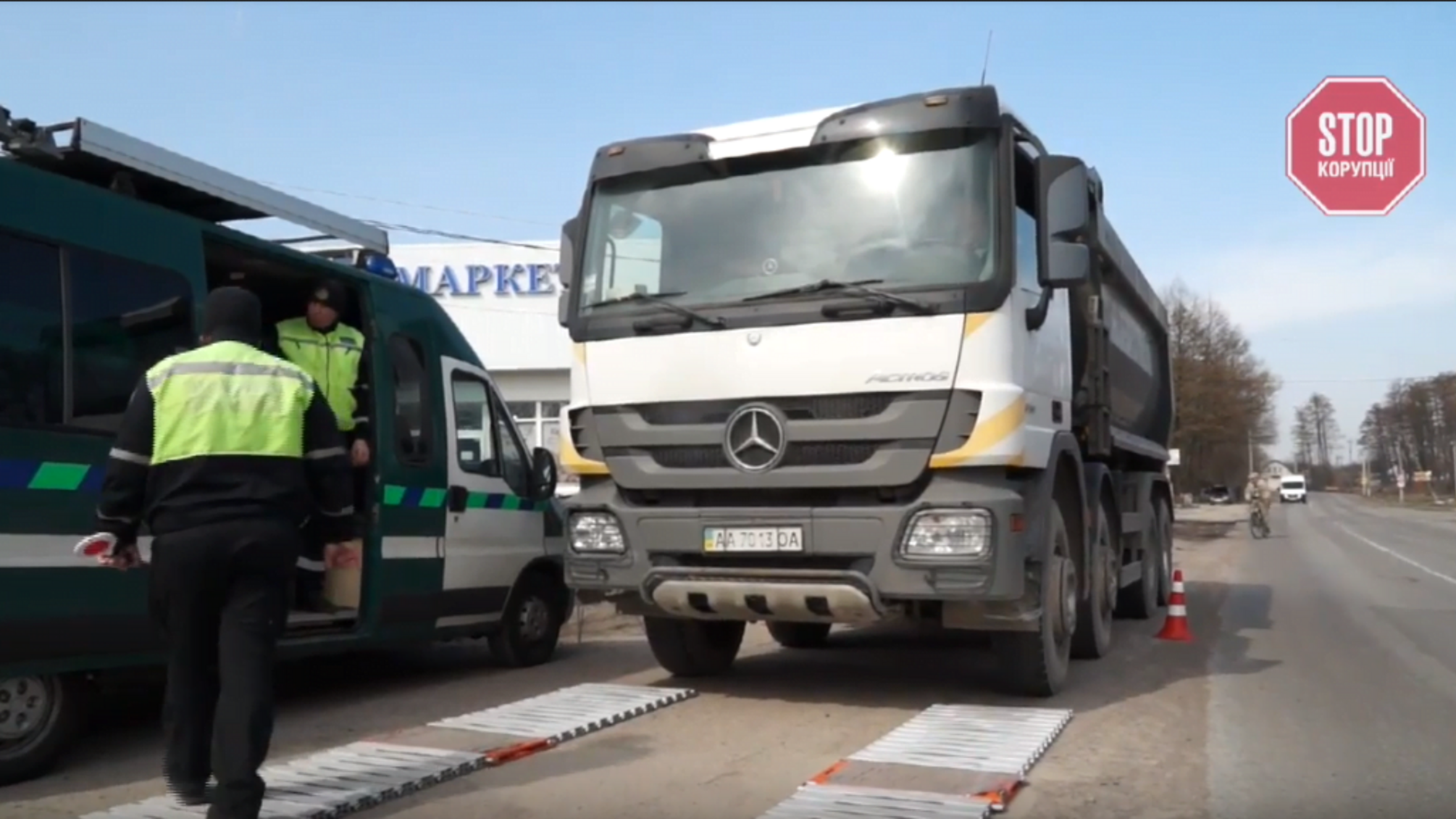'СтопКор' показав результати рейду з Укртрансбезпекою, в ході якого зафіксував численні факти порушень ваги серед перевізників на Київщині