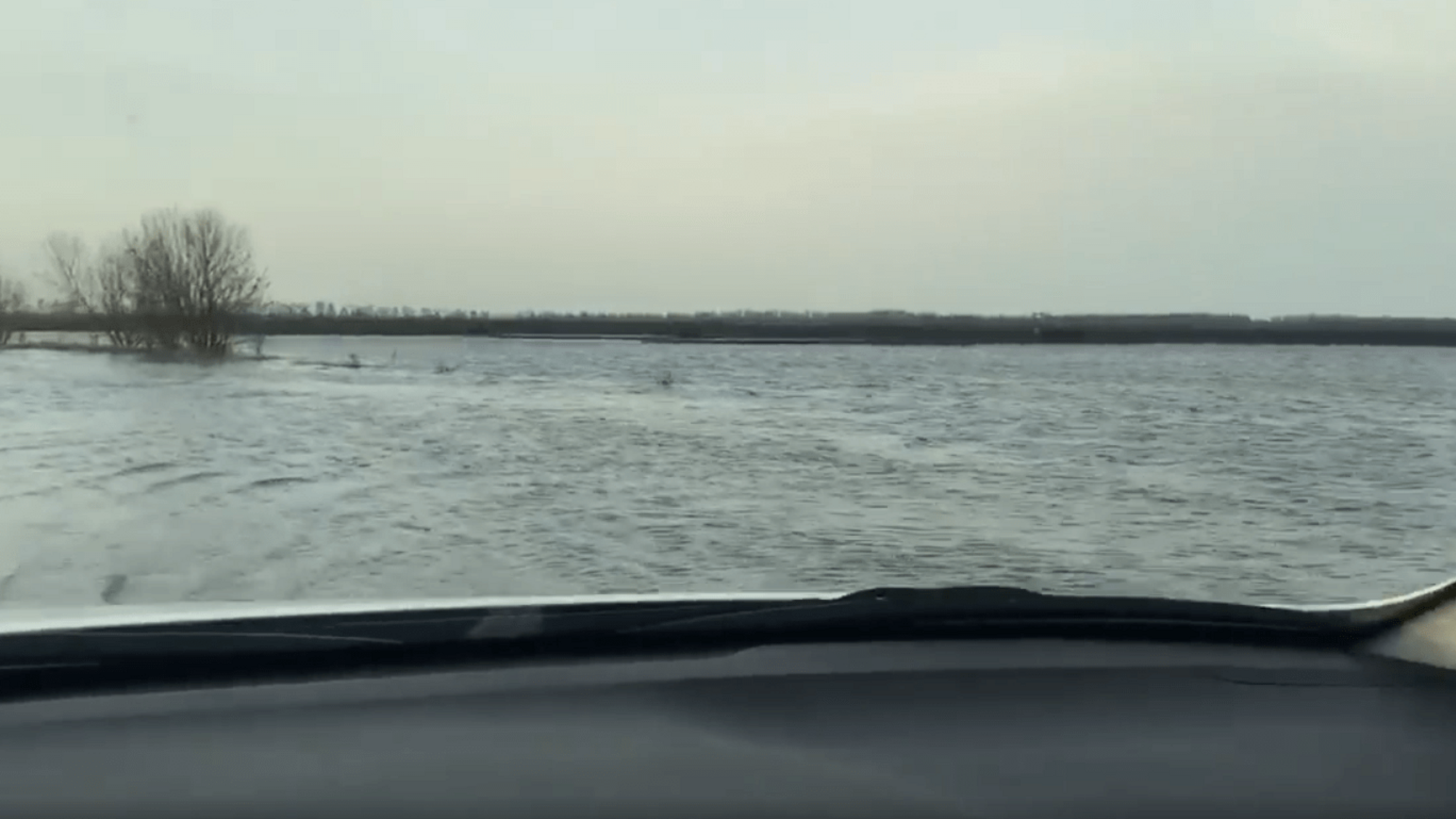 Автотрасу з Києва до Харкова залило водою