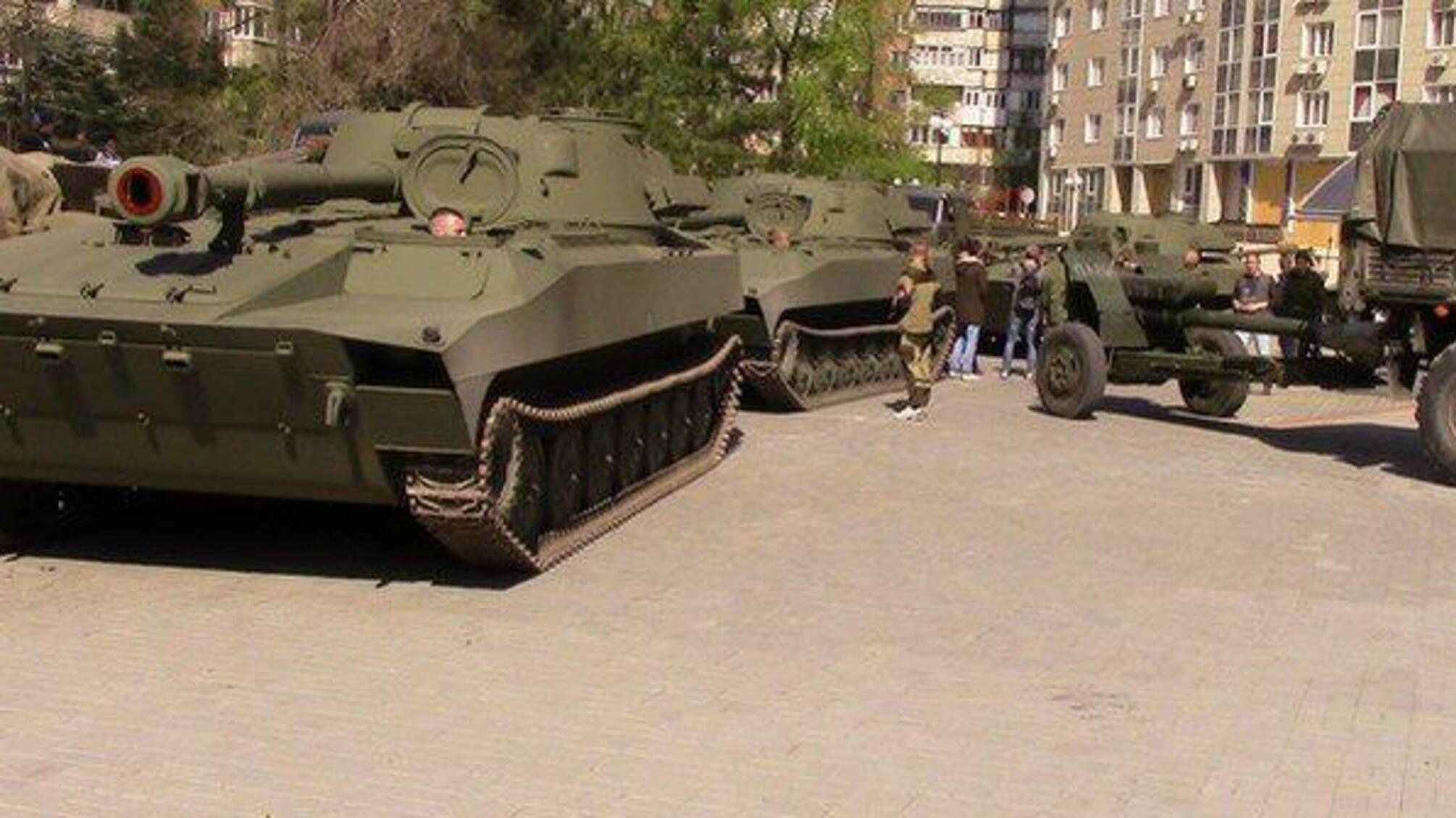 Вночі по центру Донецька роз'їжджала важка техніка – соцмережі
