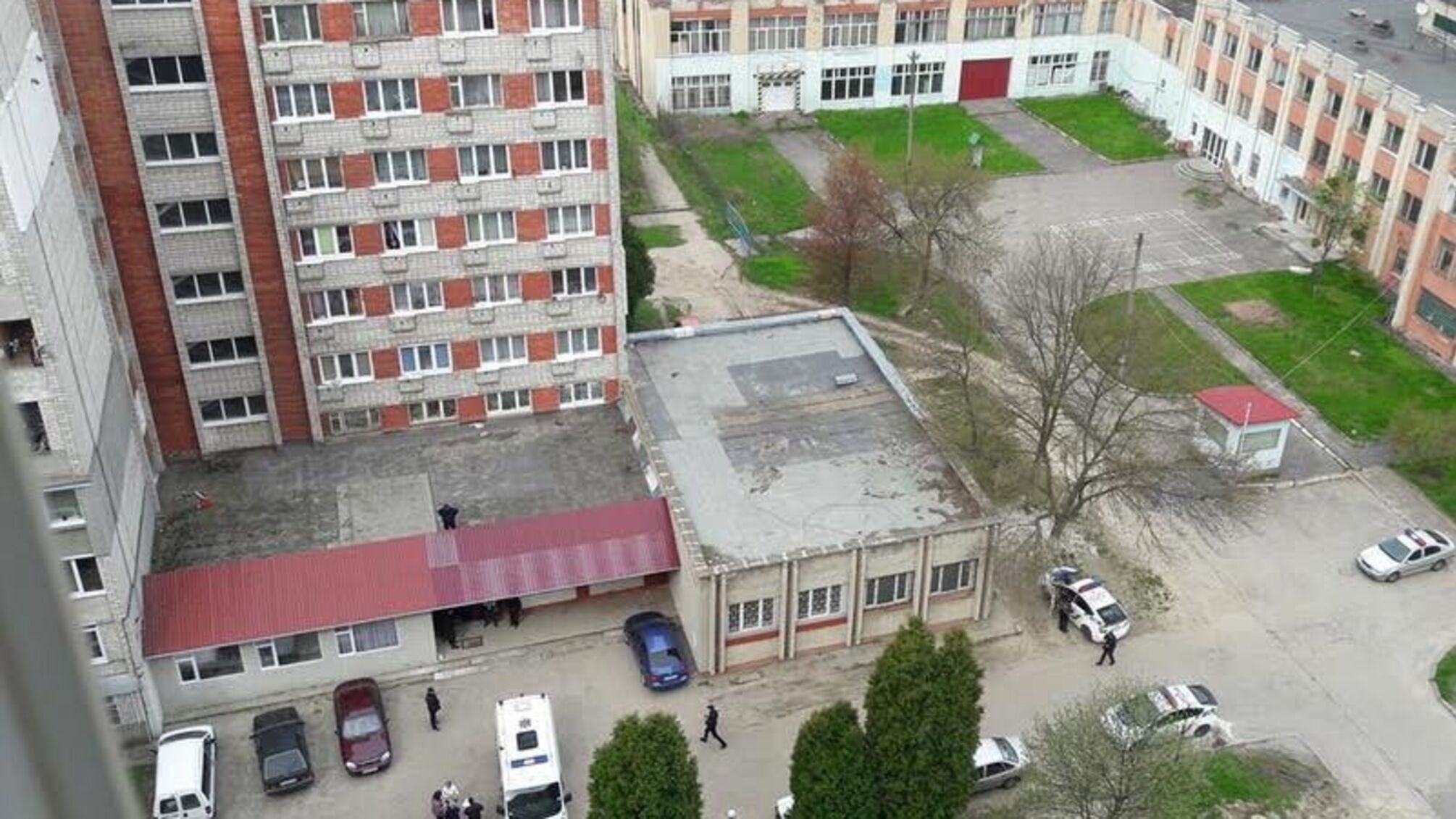 У Рівному 14-дівчина вистрибнула з 7 поверху і залишилася живою
