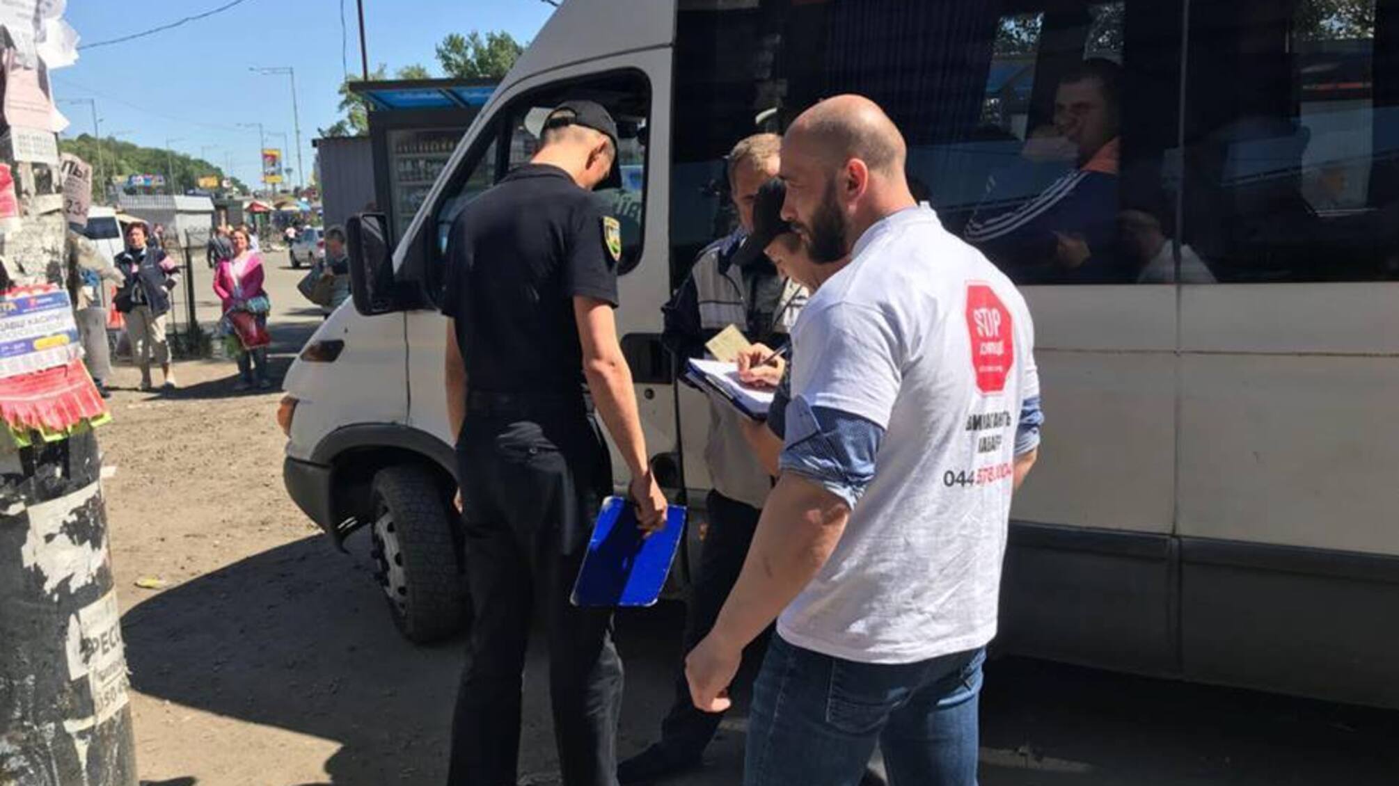 З міськради Обухова силою вивели атовця, який вступився за 'СтопКор' під час нападу тітушок