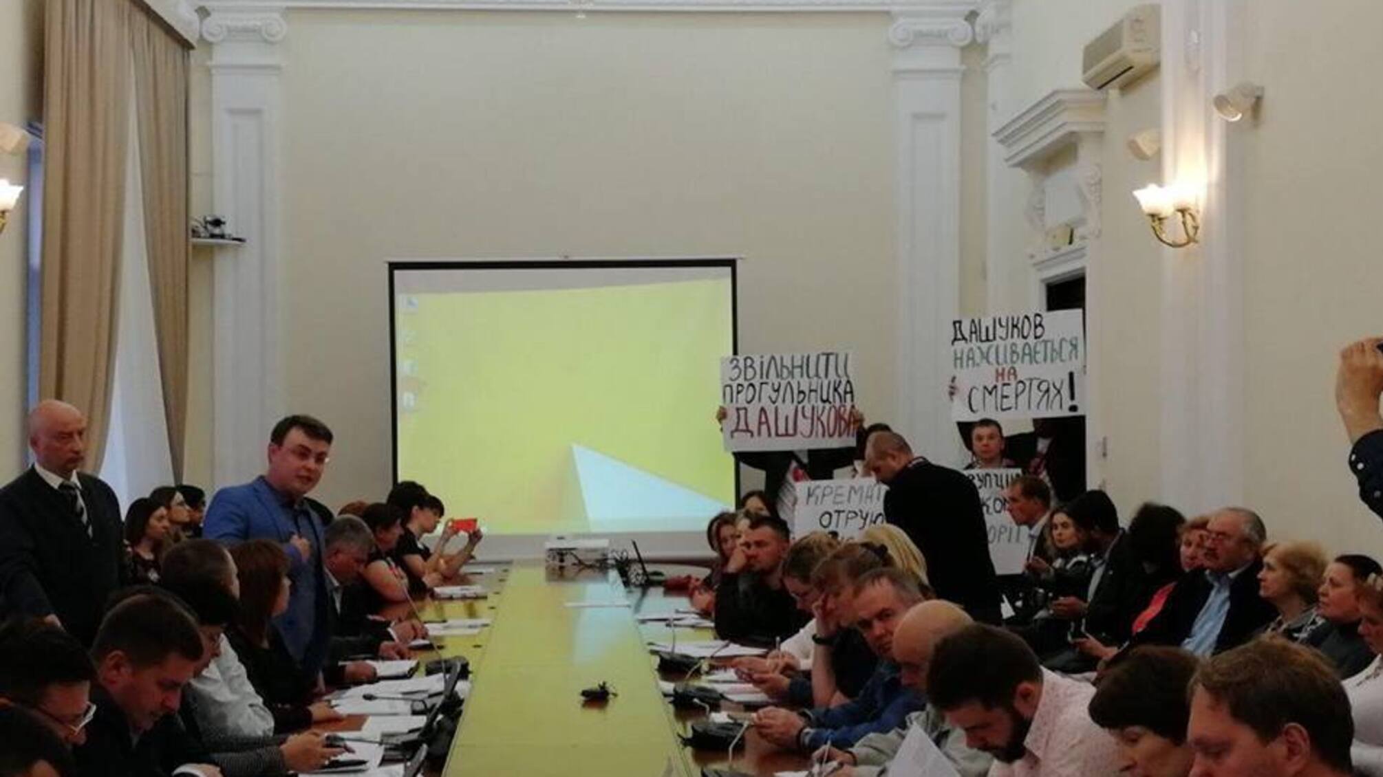 'СтопКор' влаштував акцію протесту проти корупції у столичному крематорії прямо на комісії Київради