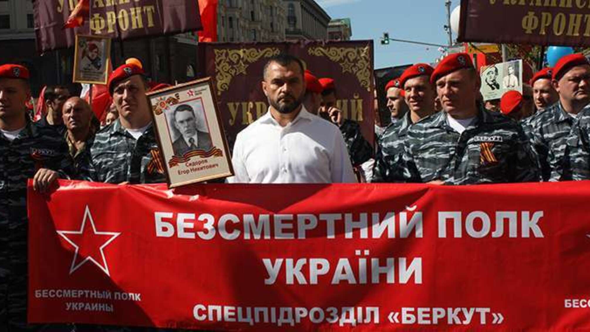 Бійці 'Беркута', яких розшукують за вбивства активістів Майдану, 'засвітились' на параді у Москві