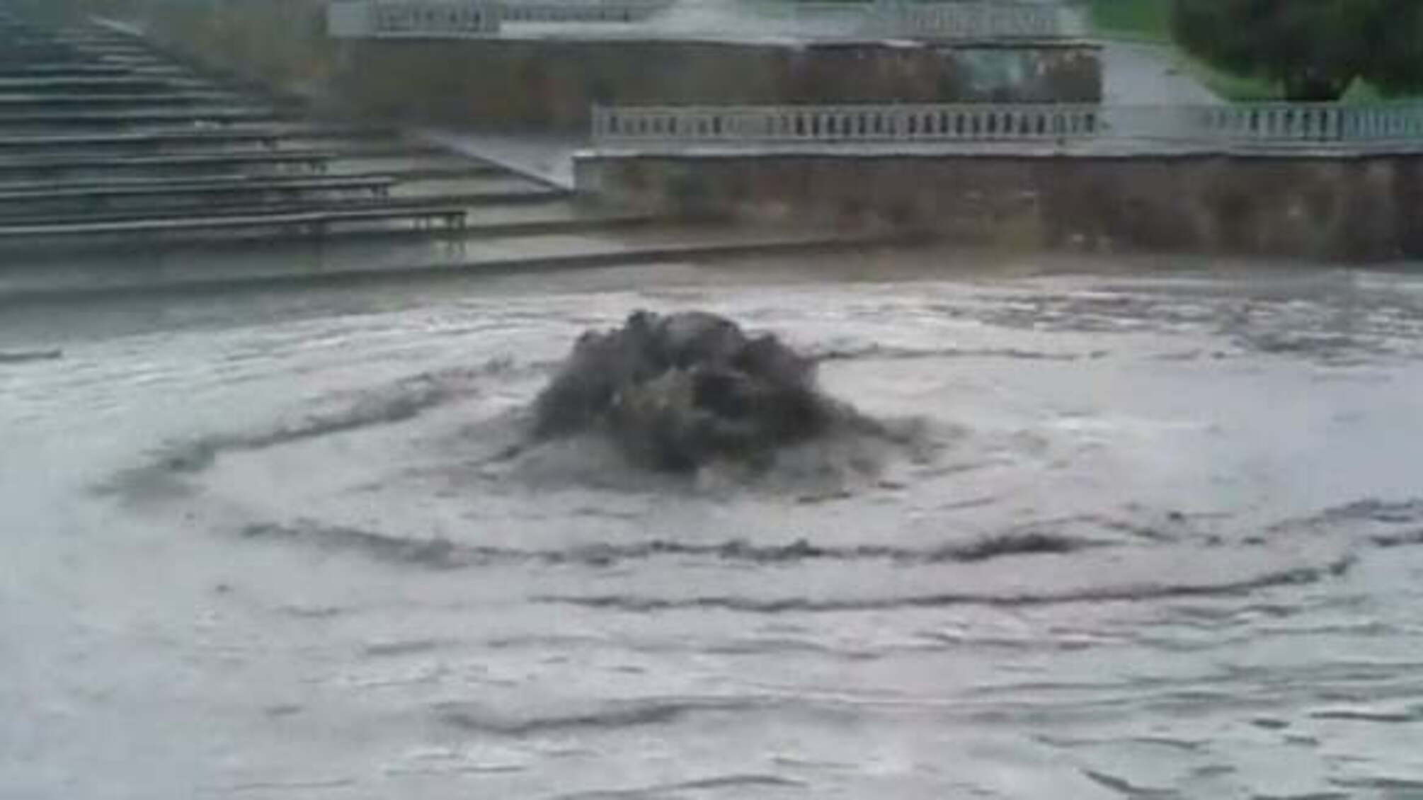 У Тернополі після грози утворився фонтан зі стічних вод