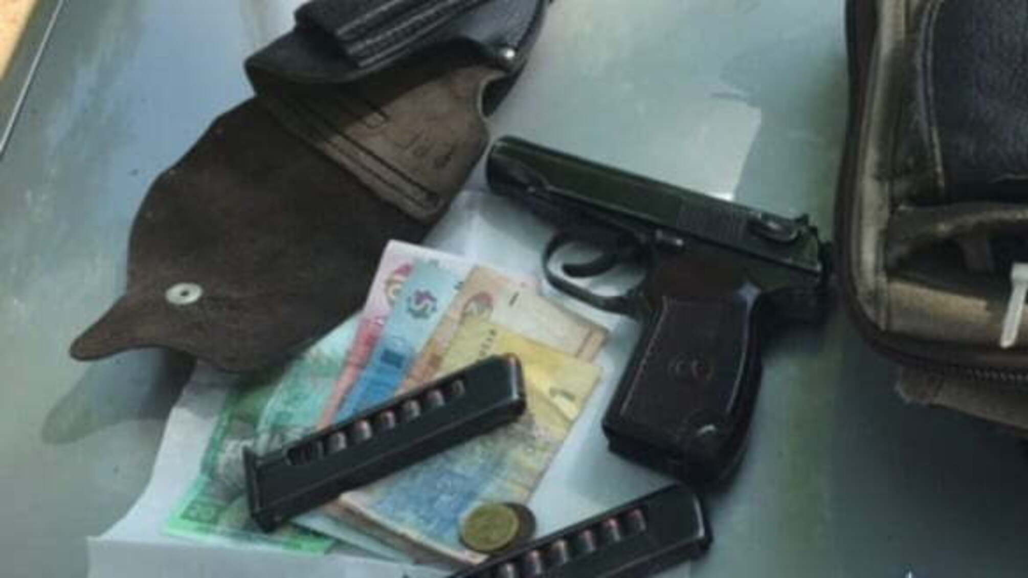 На Запоріжжі поліцейського затримали за торгівлю наркотиками