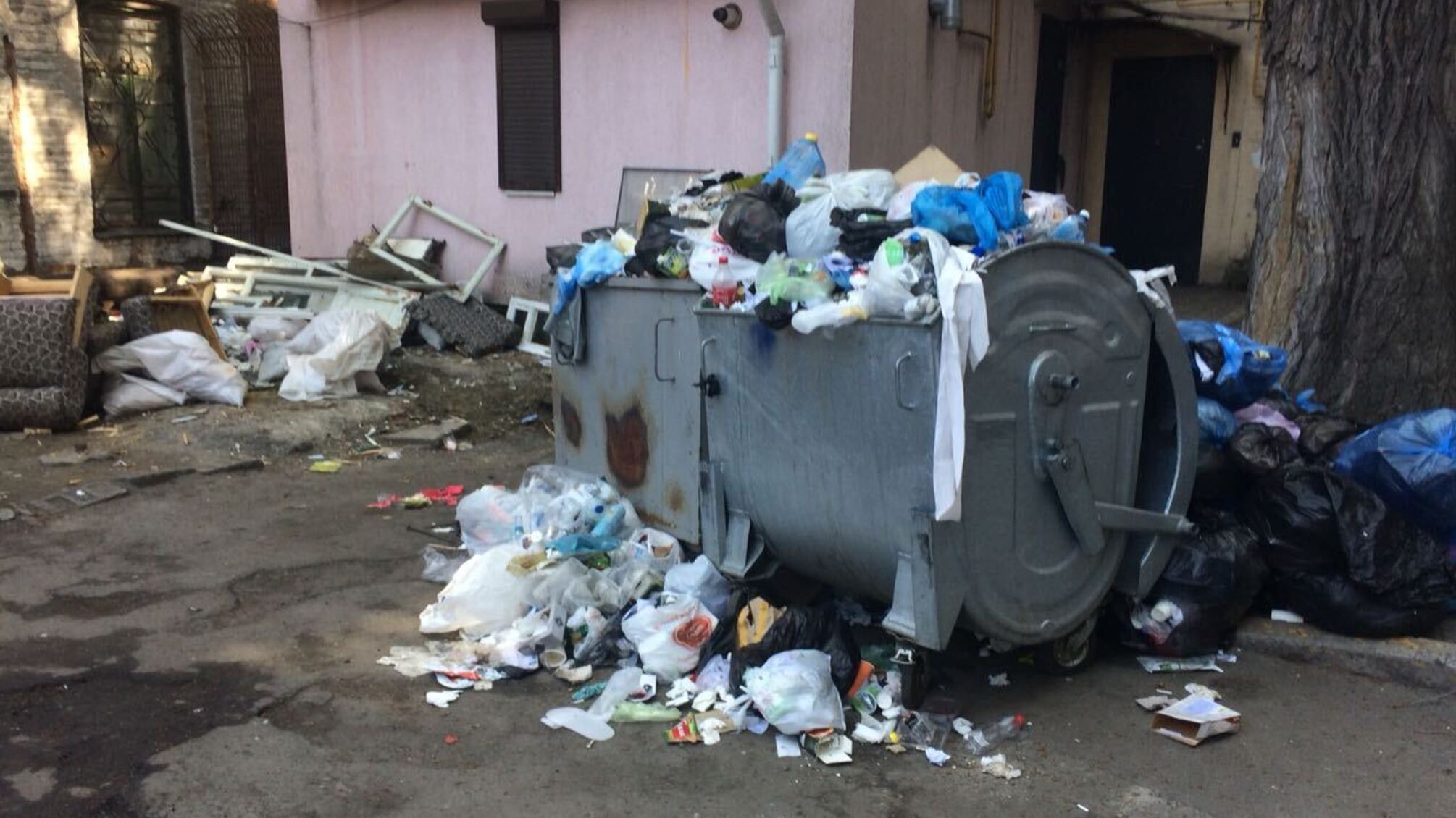 Дніпро наслідує славу Львова? Проблема із вивозом сміття у місті загрожує екологічною катастрофою