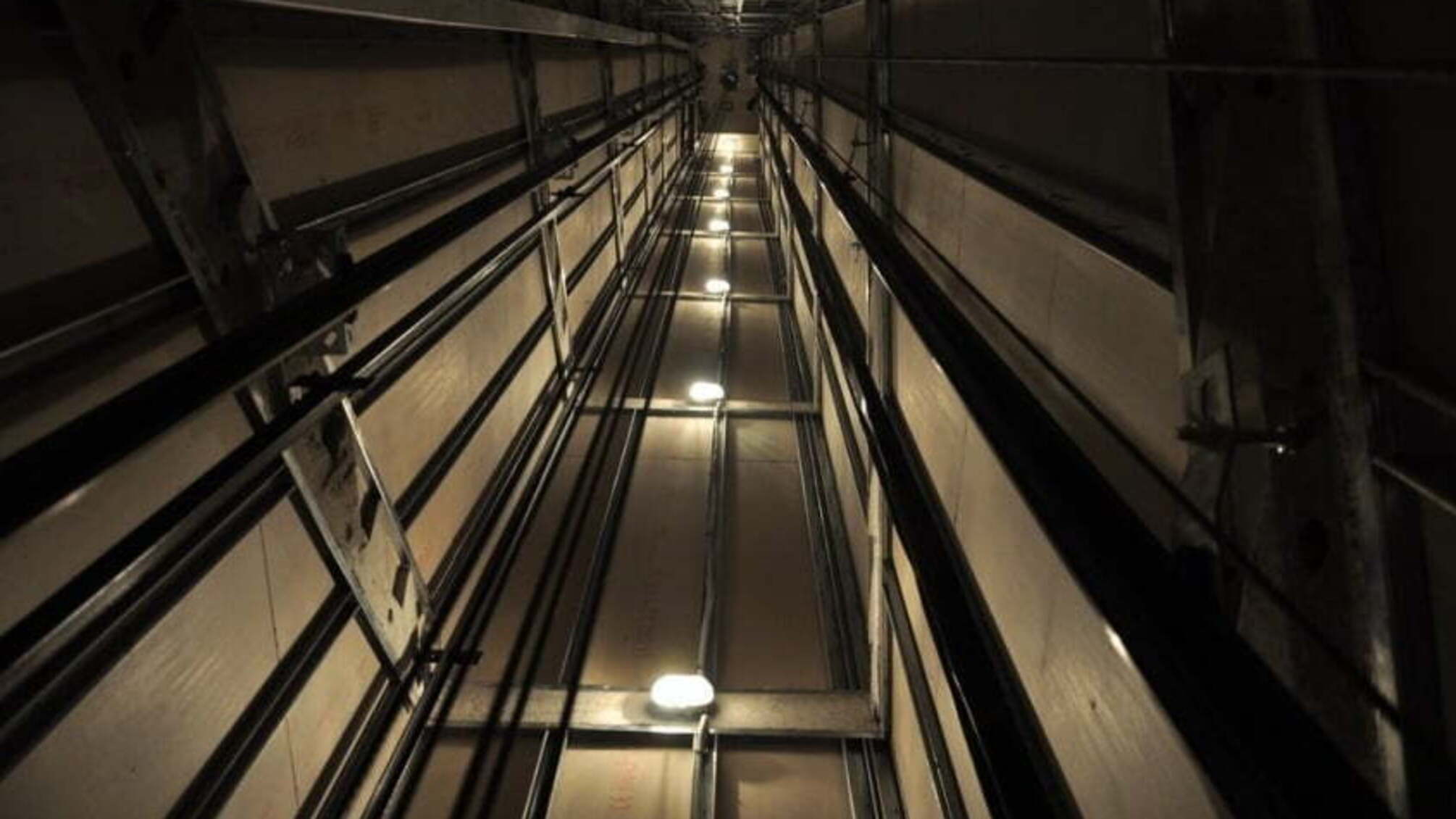 У Львові дівчина впала у шахту ліфта – подробиці
