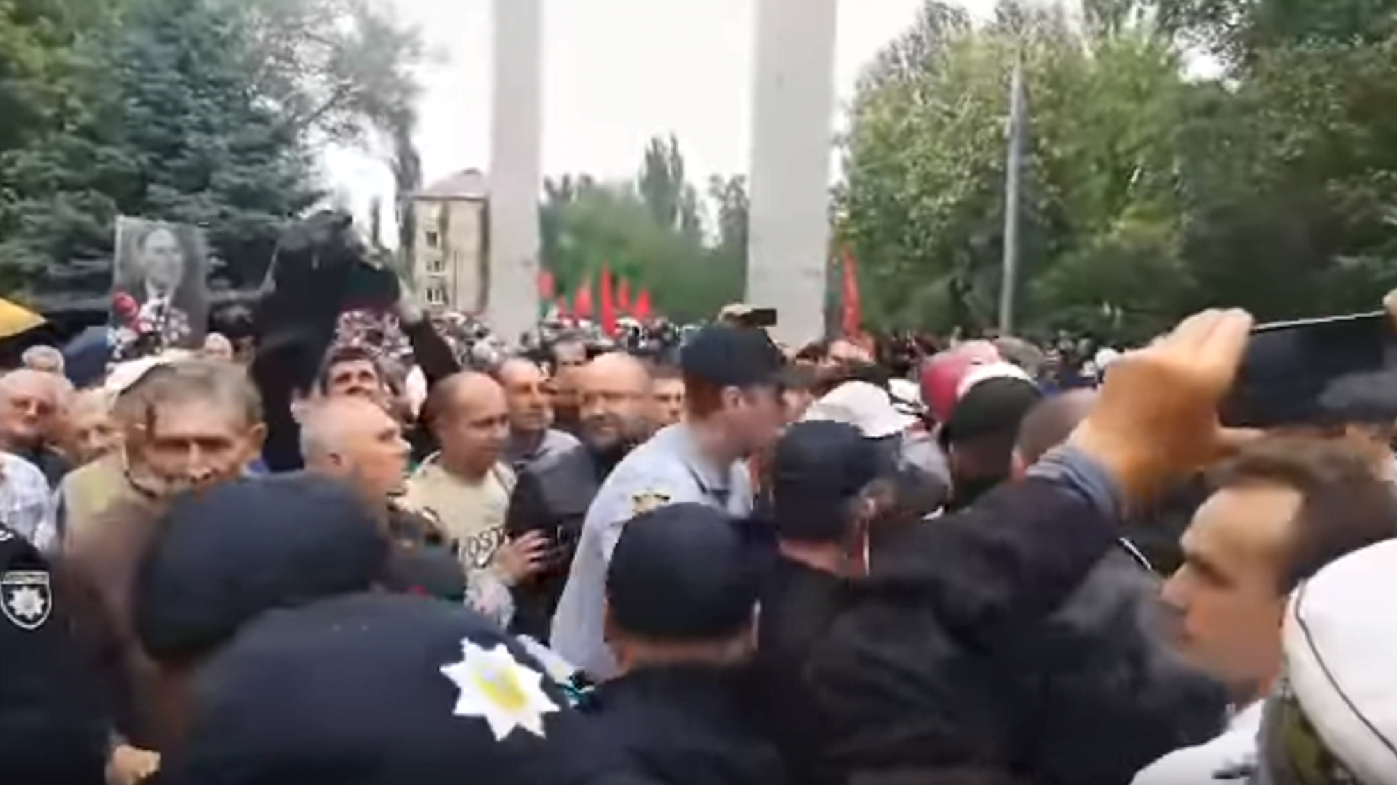 У Мелітополі любителі георгіївських стрічок влаштували велику бійку: в Мережу потрапили кадри інциденту