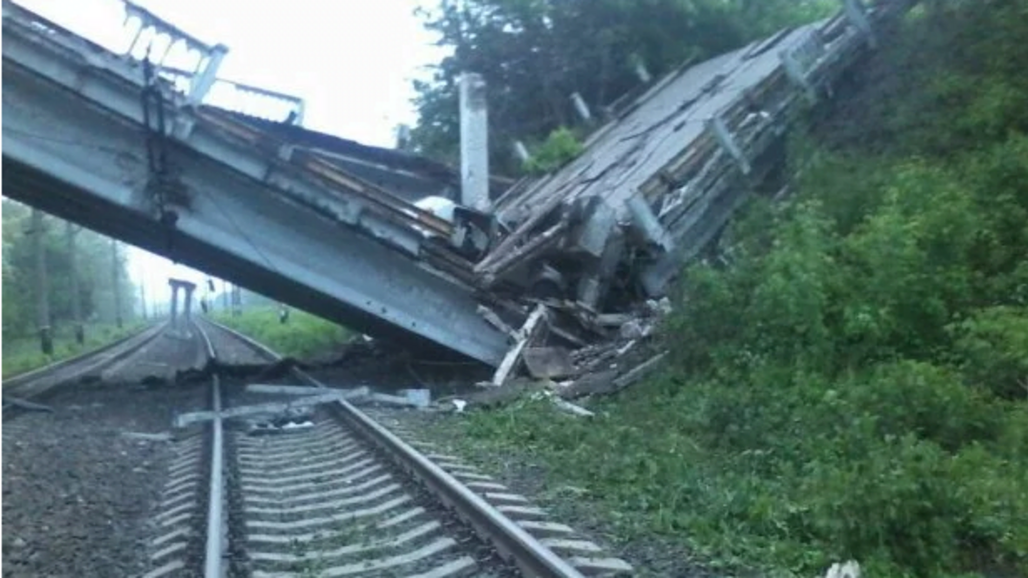 На Донбасі невідомі підірвали міст, який сполучав Хрустальний з Луганськом