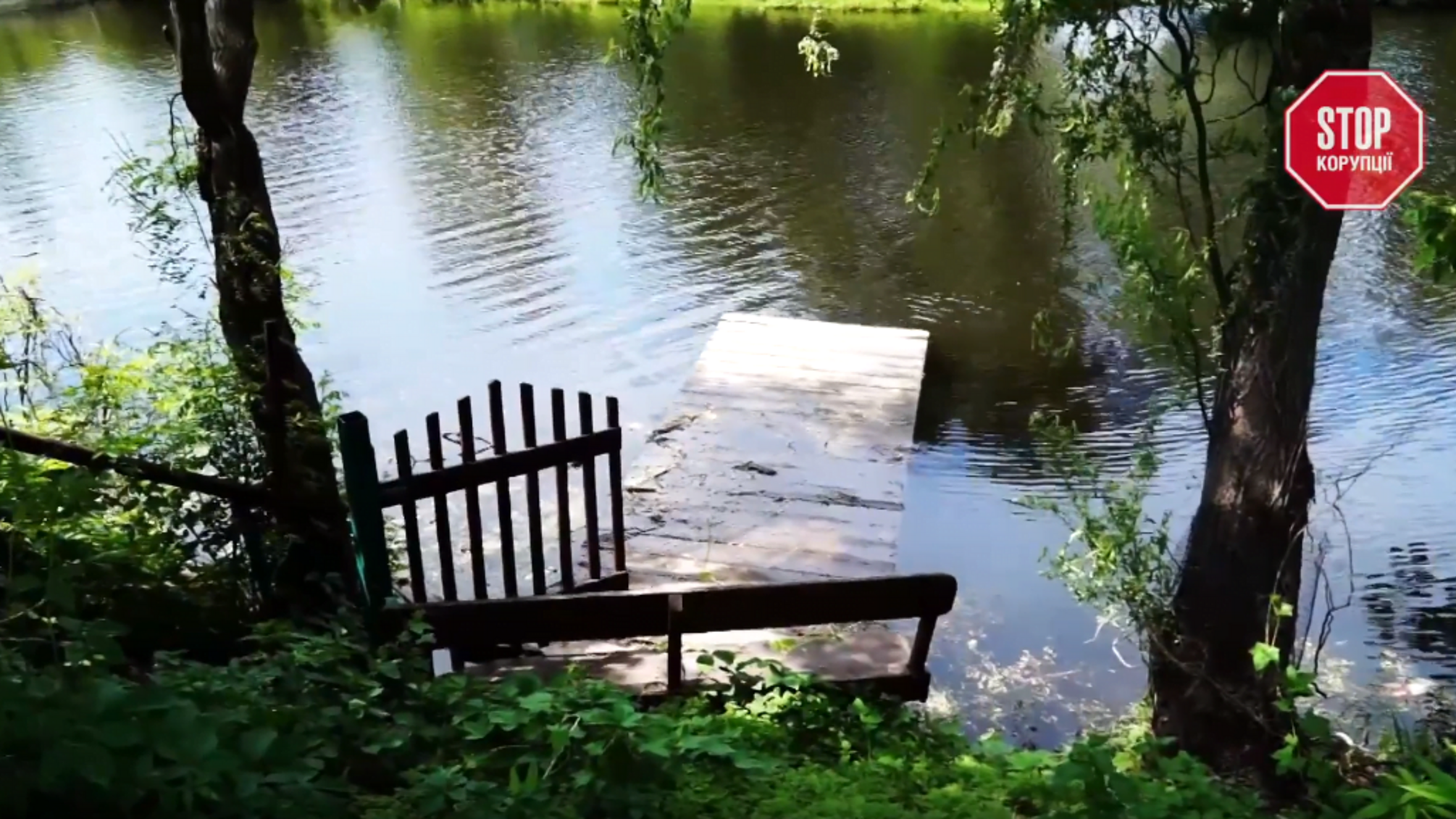 Активісти 'СтопКору' домоглися демонтажу незаконного паркану біля озера на Осокорках