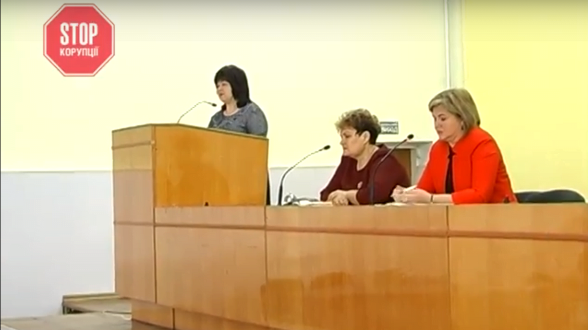 У Марганці суд відмовився поновлювати на посаді директора школи та активістку 'СтопКору' Куржанову