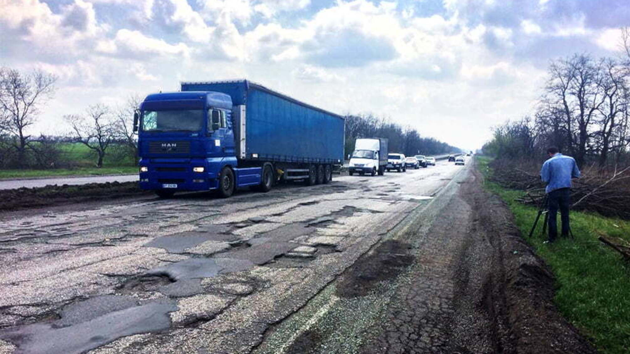 Упс, а де ж дороги? – компанія «УПС» два роки поспіль вигравала багатомільйонні тендери на ремонт доріг на Дніпропетровщині, але відремонтованих доріг так ніхто й не побачив