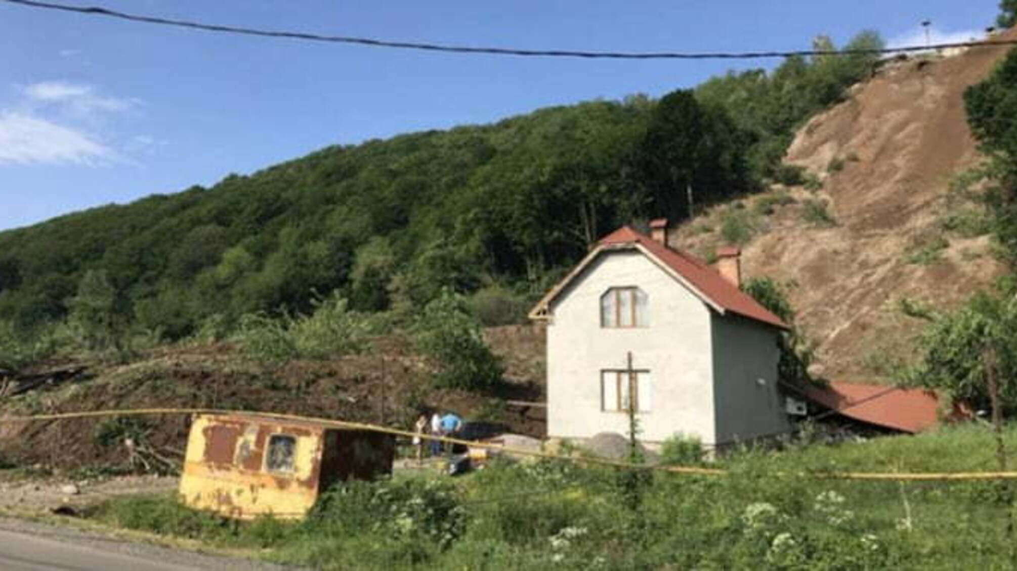 На Закарпатті зсув ґрунту знищив 3 житлові будинки