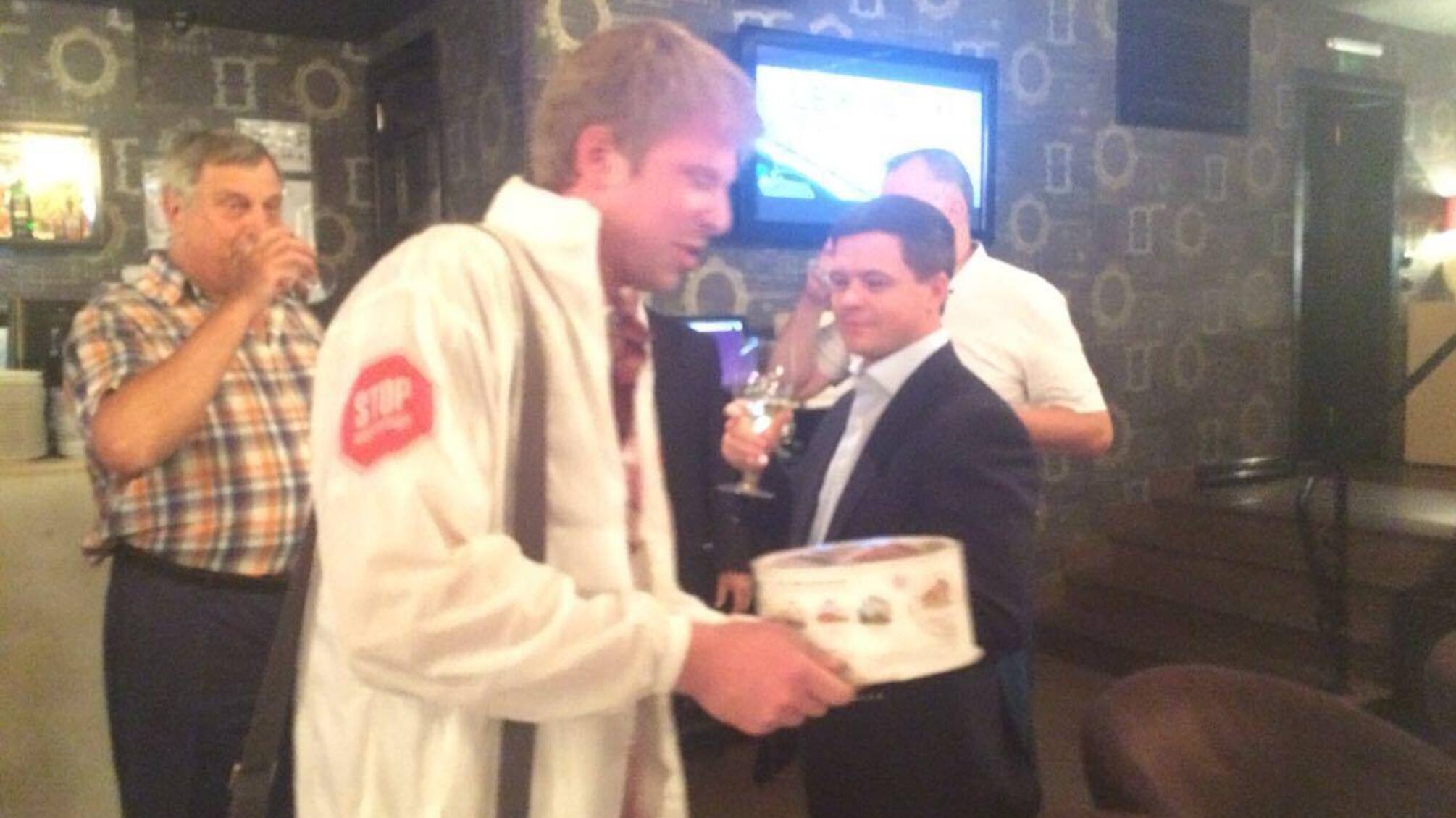 «Гулять так гулять» : «СтопКор» упіймав скандального начальника митного посту «Столичний» в елітному столичному ресторані