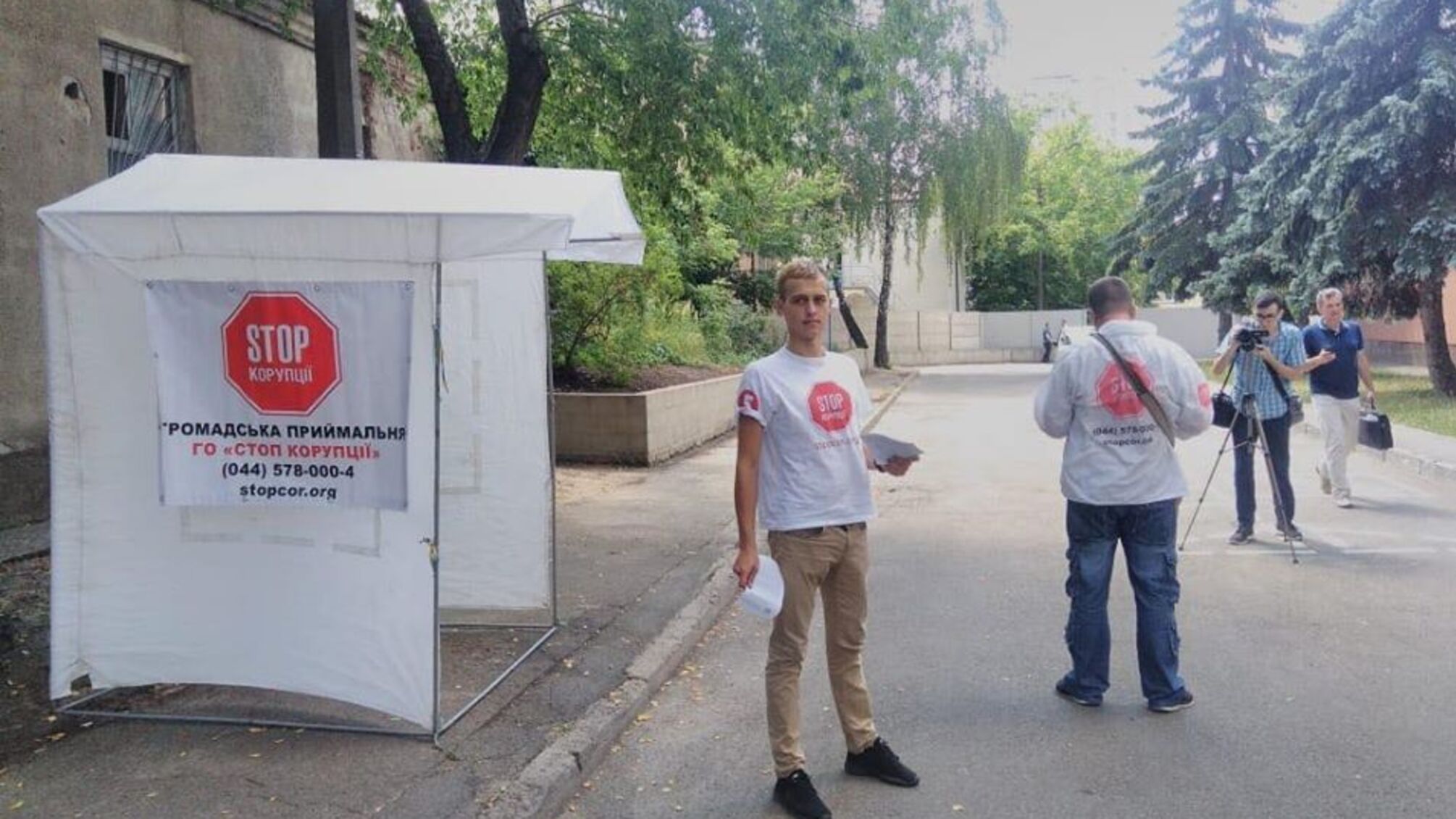 'СтопКор' провів громадську приймальну під судом, де слухали справу псевдоактивіста-вимагача Бурди