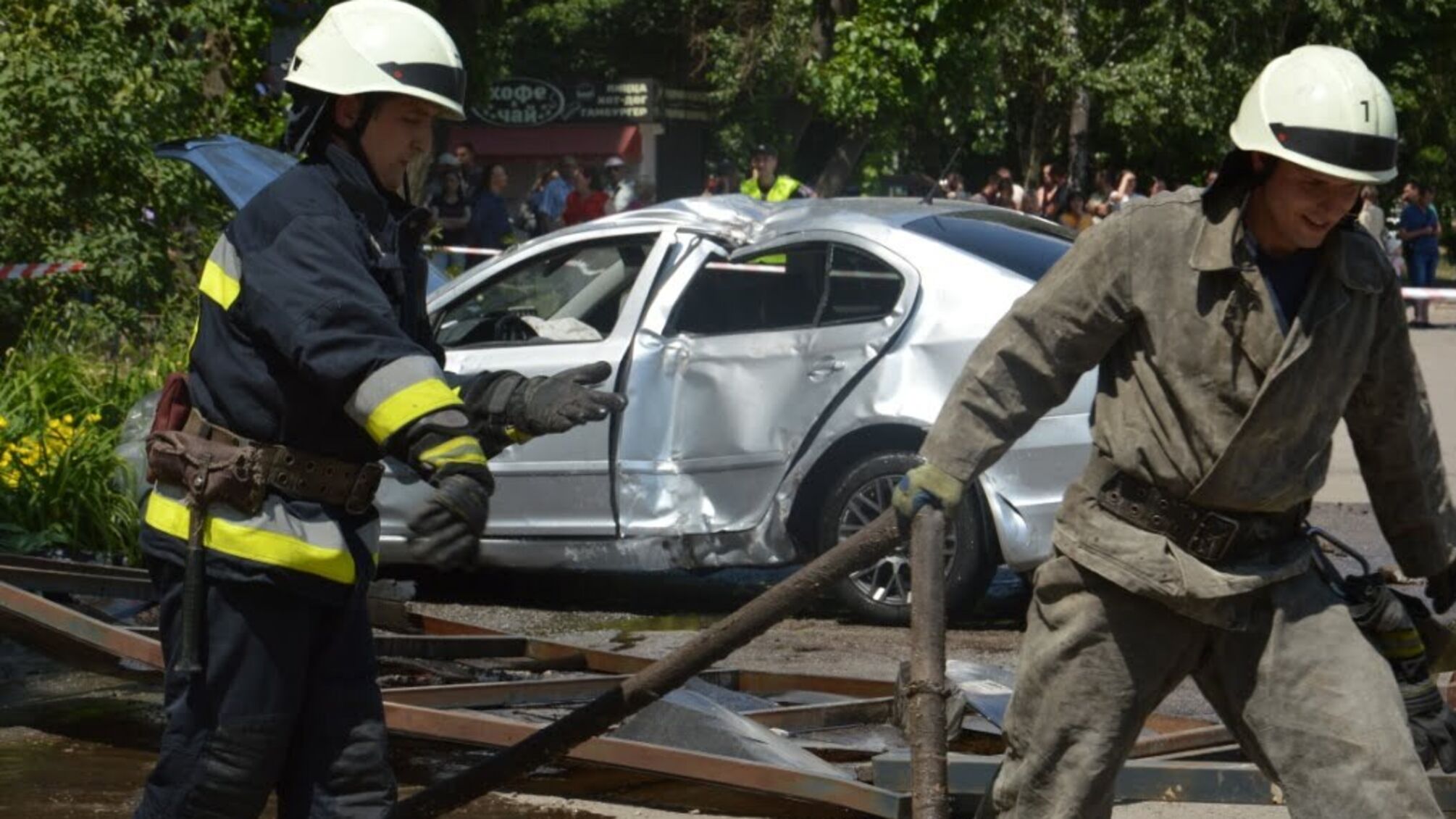 У Дніпрі машина знесла на зупинці людей і перекинулася: кадри з місця жахливої ДТП