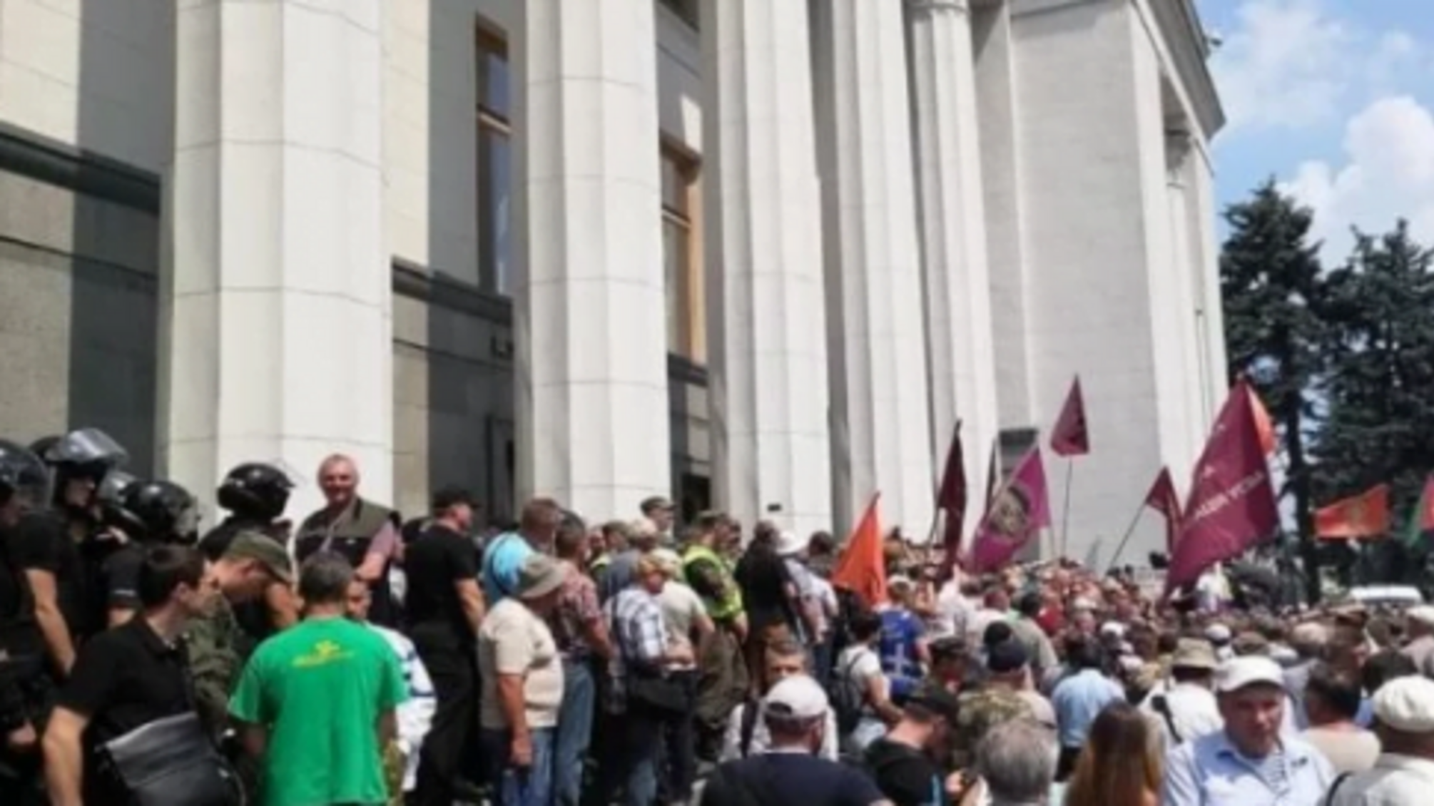 Під ВР тривають сутички: постраждало кілька правоохоронців