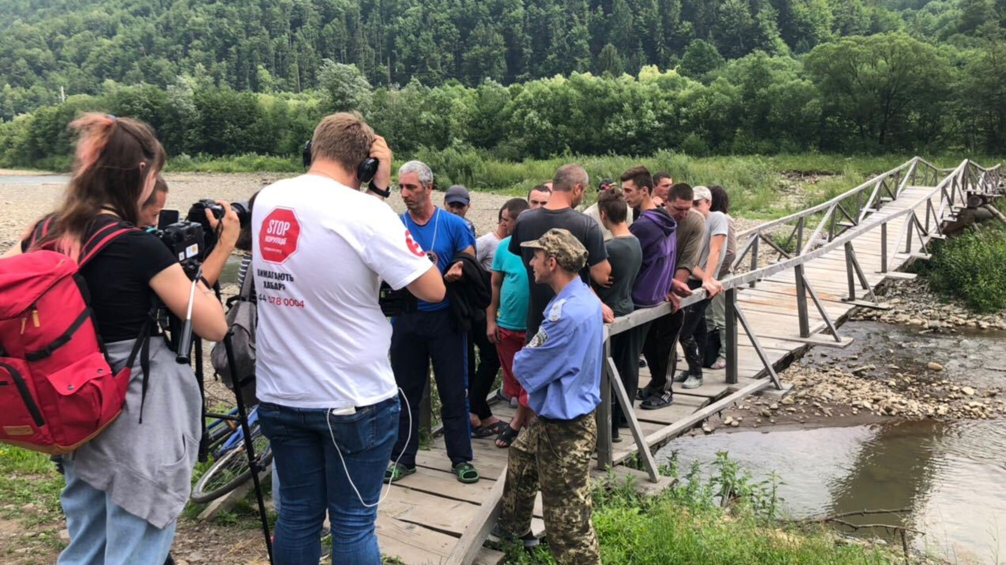 Лiсоруби проти екологiв: 'СтопКор' став свiдком нападу мiсцевих лiсозаготівельникiв на 'Лicову варту' (ВІДЕО)