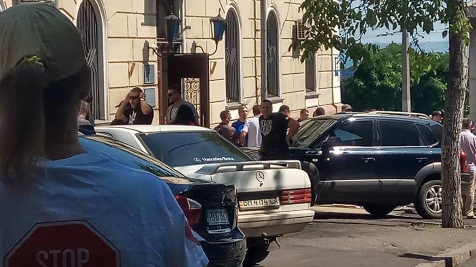 Тітушки заблокували вхід до медуніверситету в Одесі