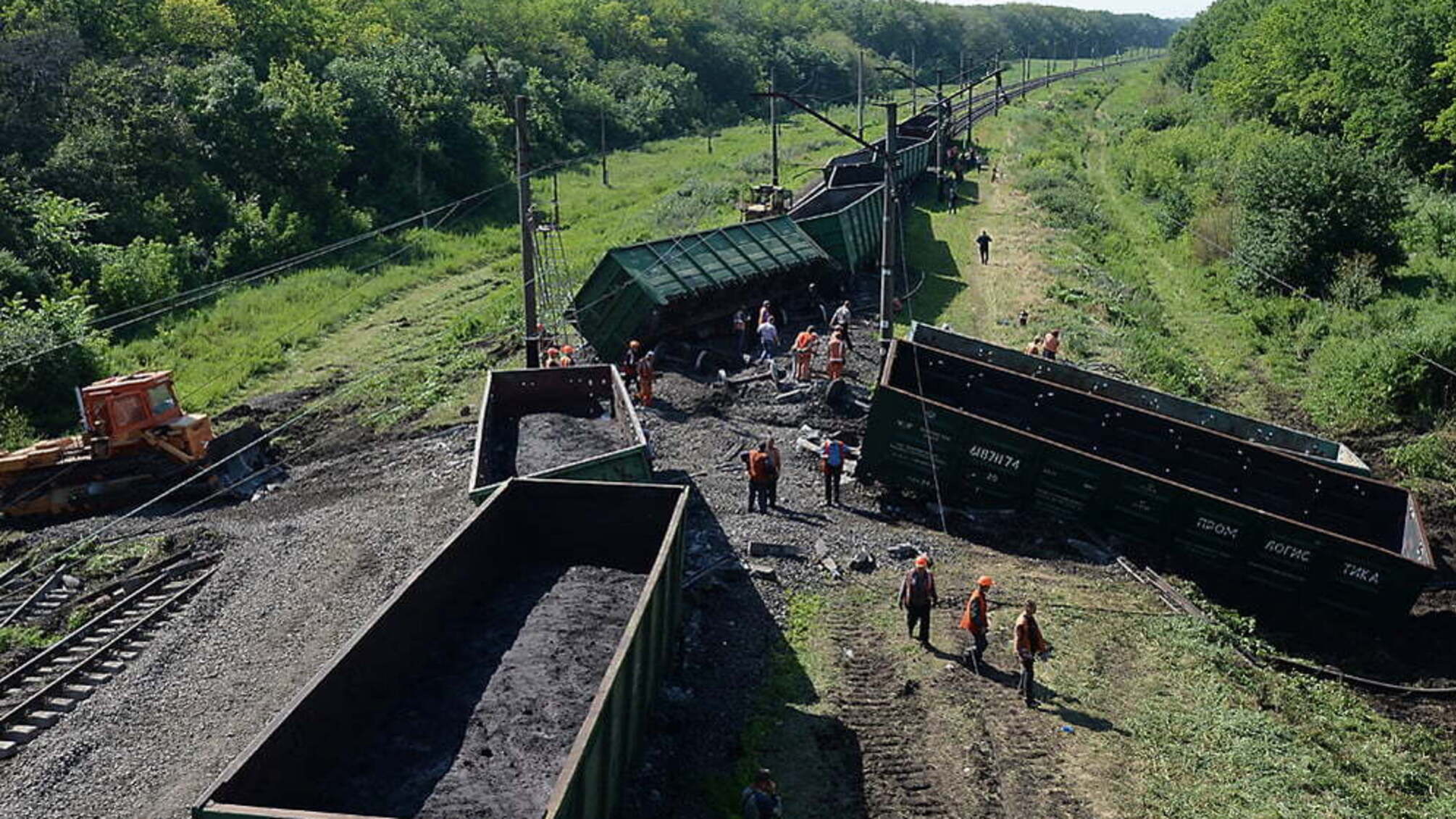 Залізнична катастрофа під Одесою: поїзд вилетів з рейок, 14 вагонів розкидані уздовж колії