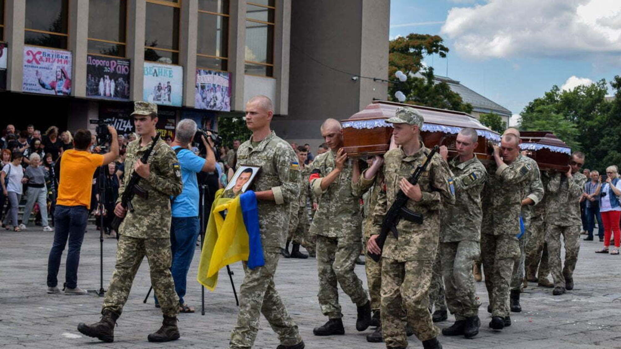 В Ужгороді попрощалися з бійцями, які загинули на Рівненському полігоні